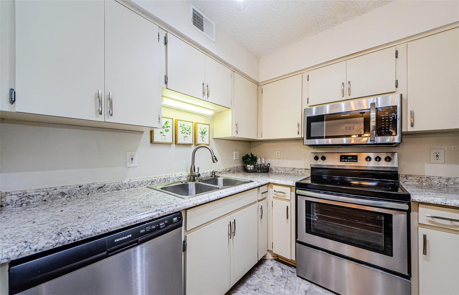 Image 14 of 60 For 2690 Coral Landings Boulevard 722