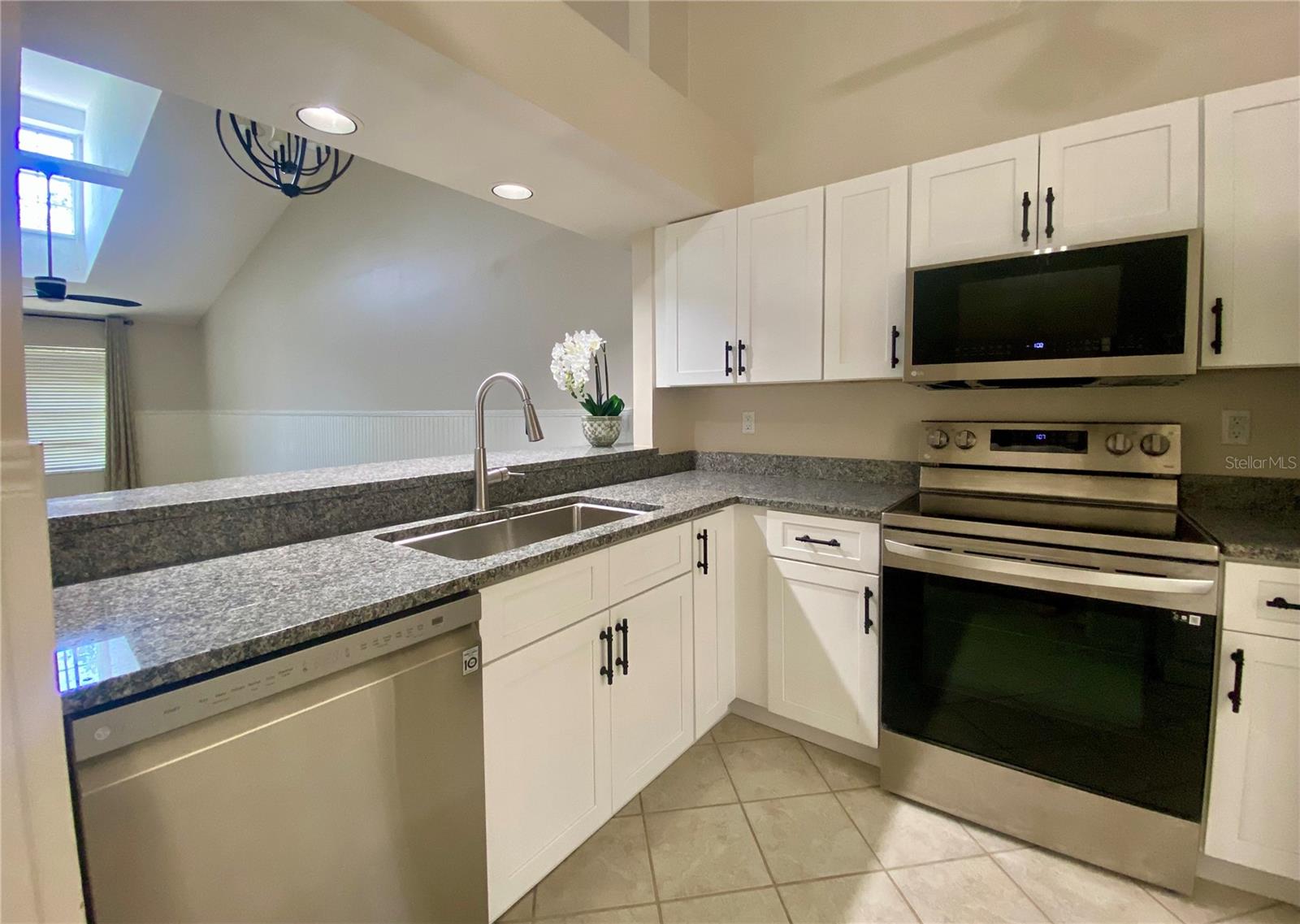 Image 11 of 45 For 106 Sun Isle Circle 11