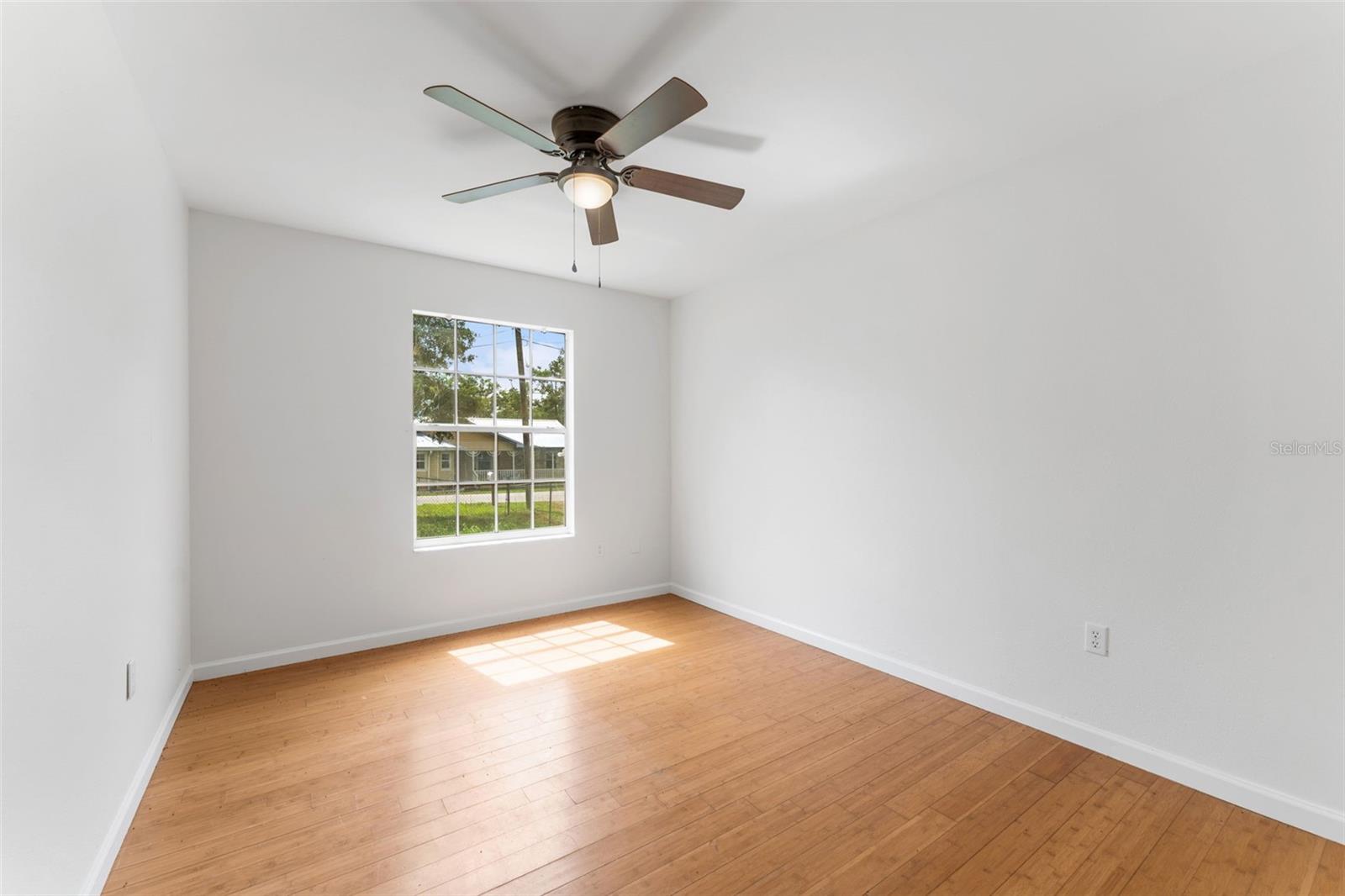 Listing photo id 11 for 2313 Palm Avenue