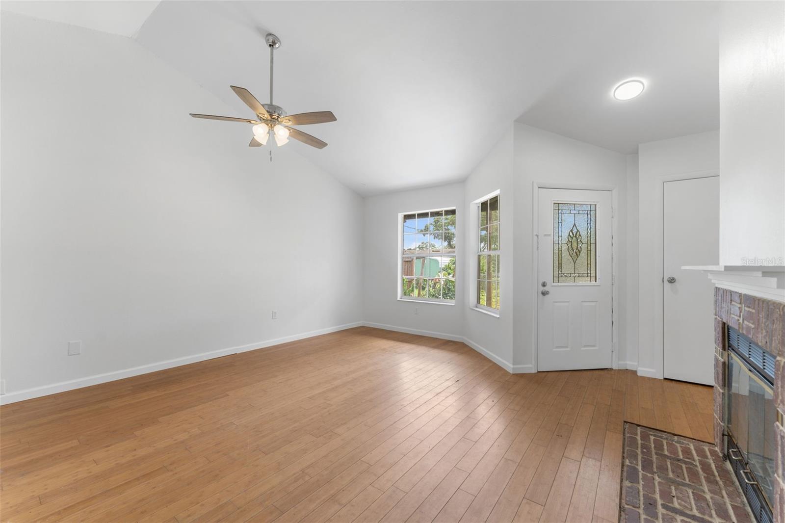 Listing photo id 1 for 2313 Palm Avenue