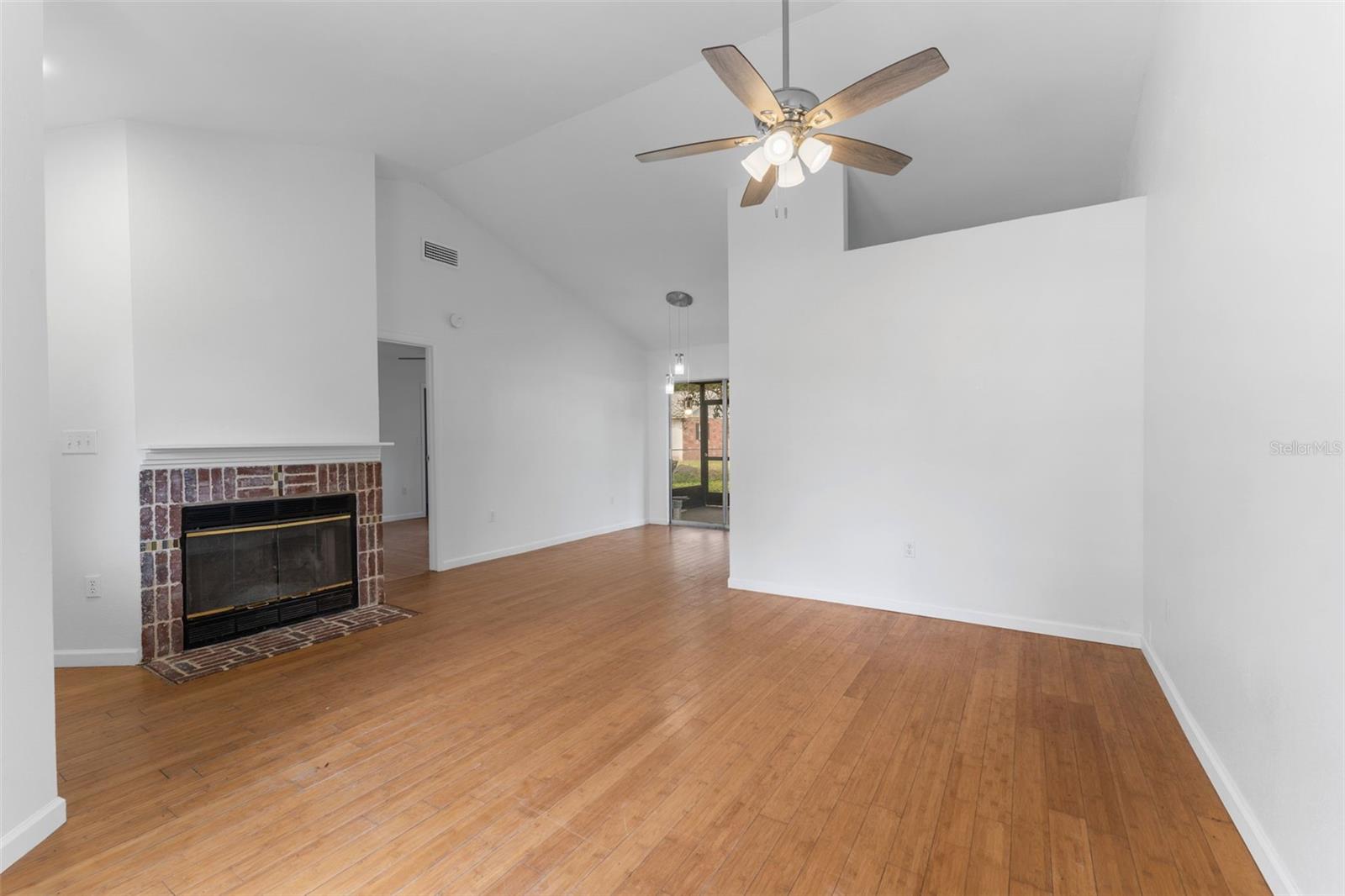 Listing photo id 4 for 2313 Palm Avenue