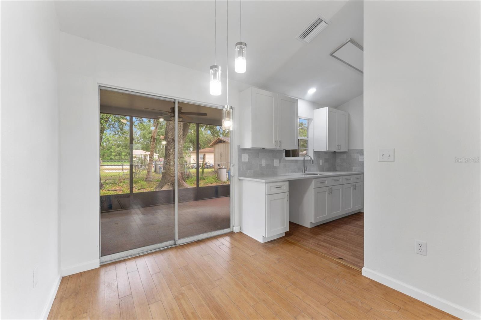 Listing photo id 5 for 2313 Palm Avenue