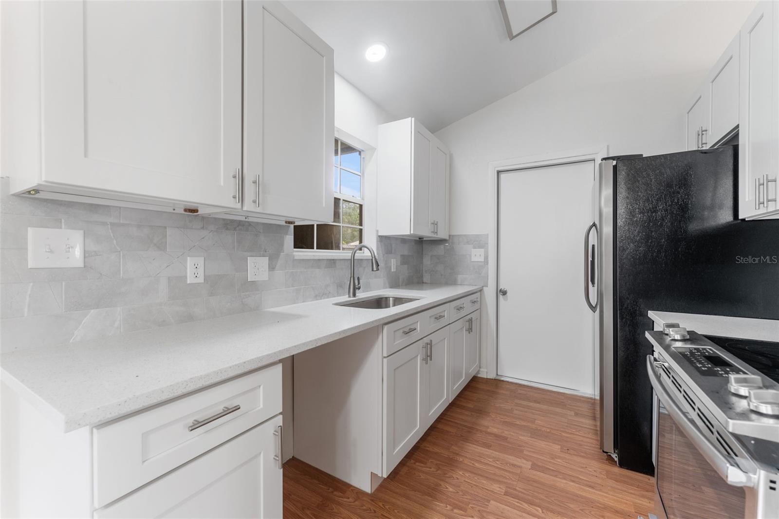 Listing photo id 6 for 2313 Palm Avenue