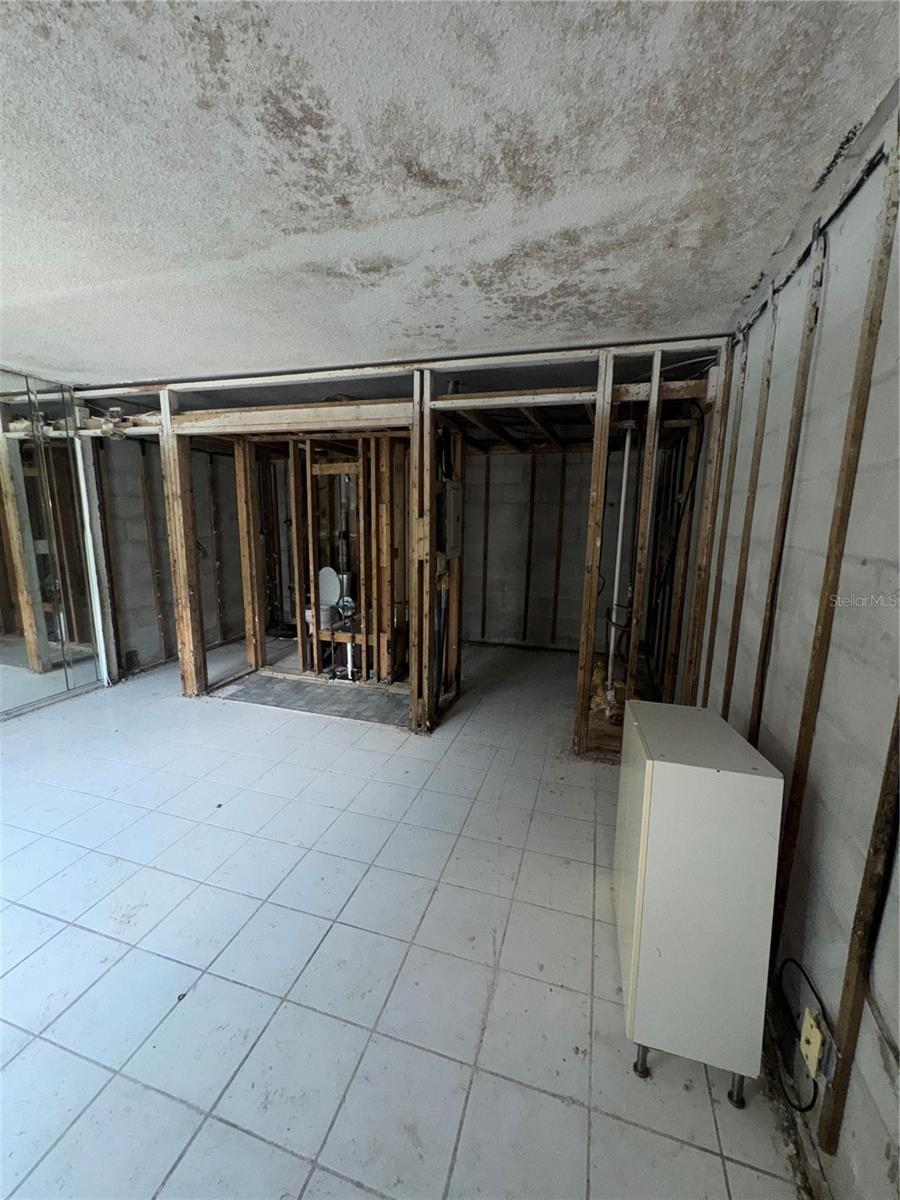 Listing photo id 3 for 4129 Dolphin Drive 103