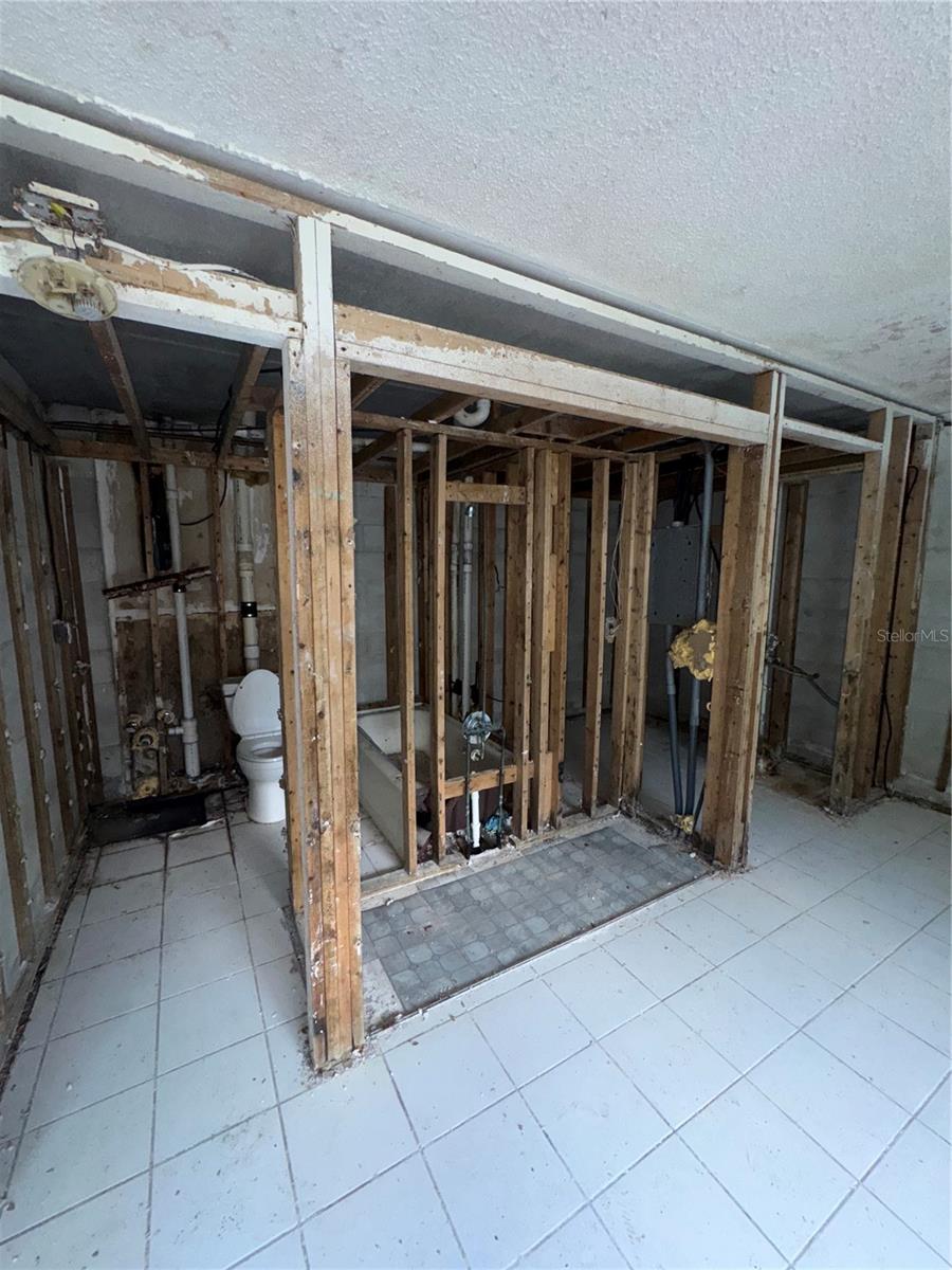 Listing photo id 7 for 4129 Dolphin Drive 103