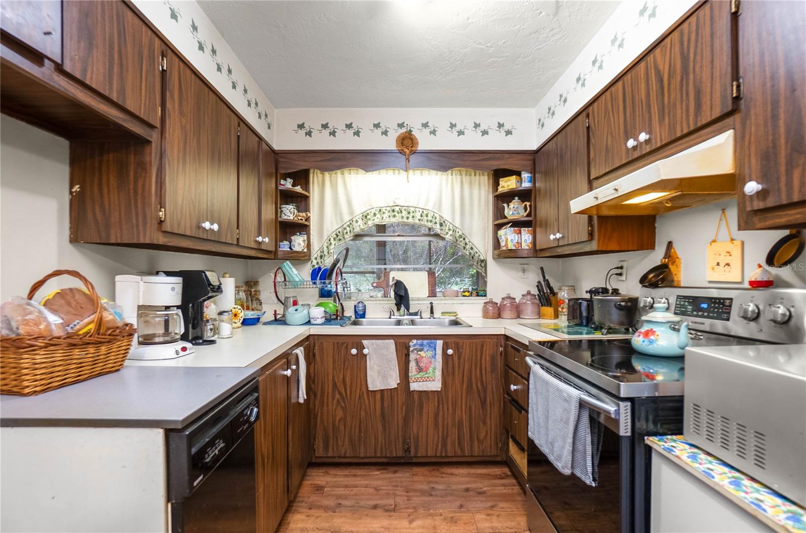 Image 4 of 20 For 28 Edinburgh Drive