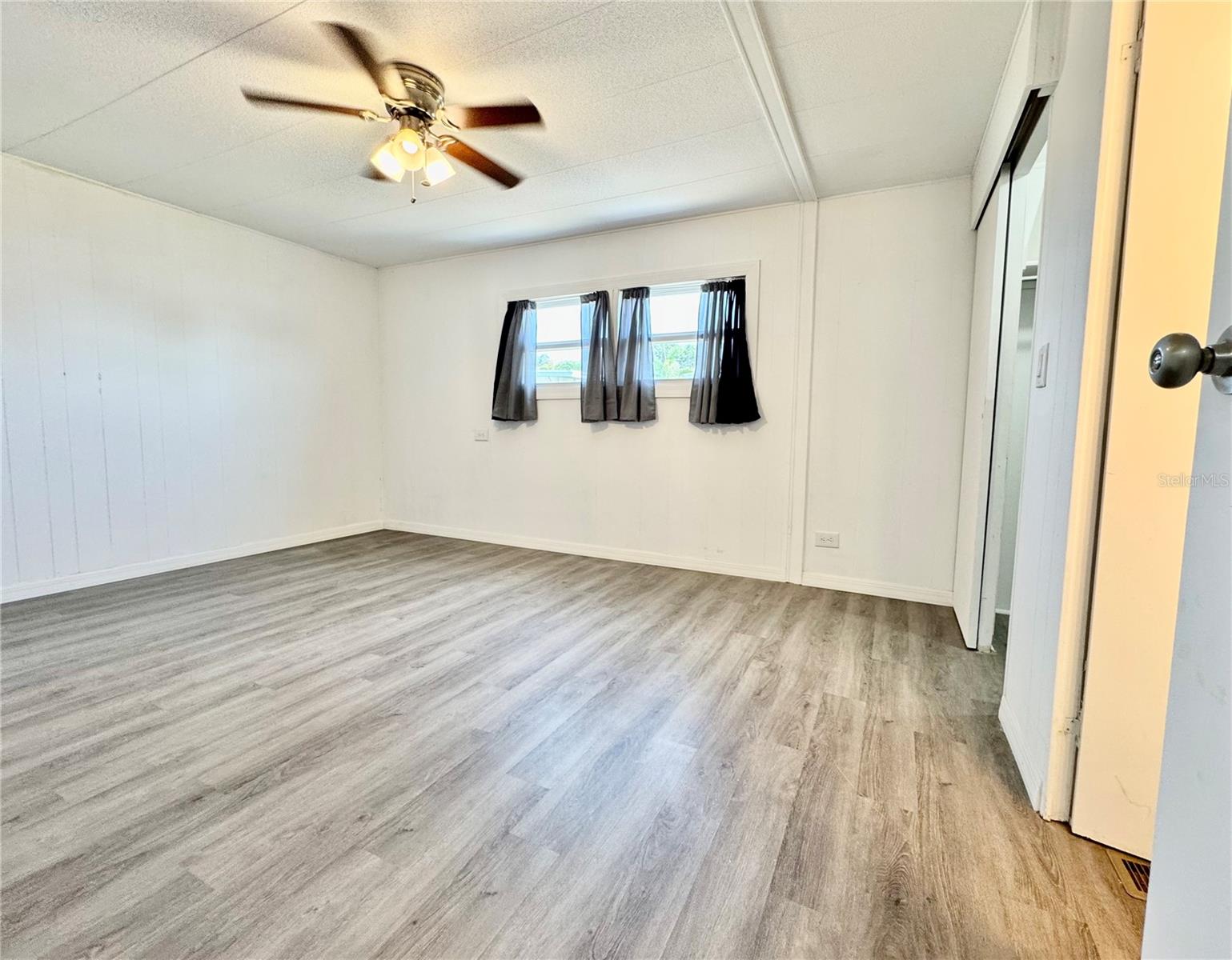 Listing photo id 8 for 99 Pindo Palm Street E