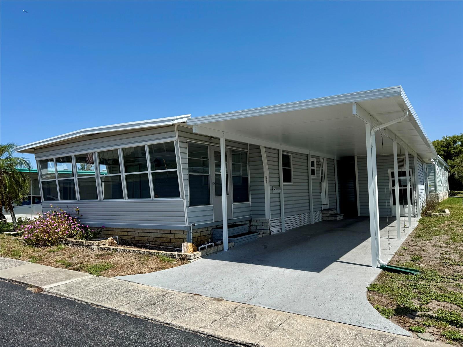 Listing photo id 0 for 99 Pindo Palm Street E