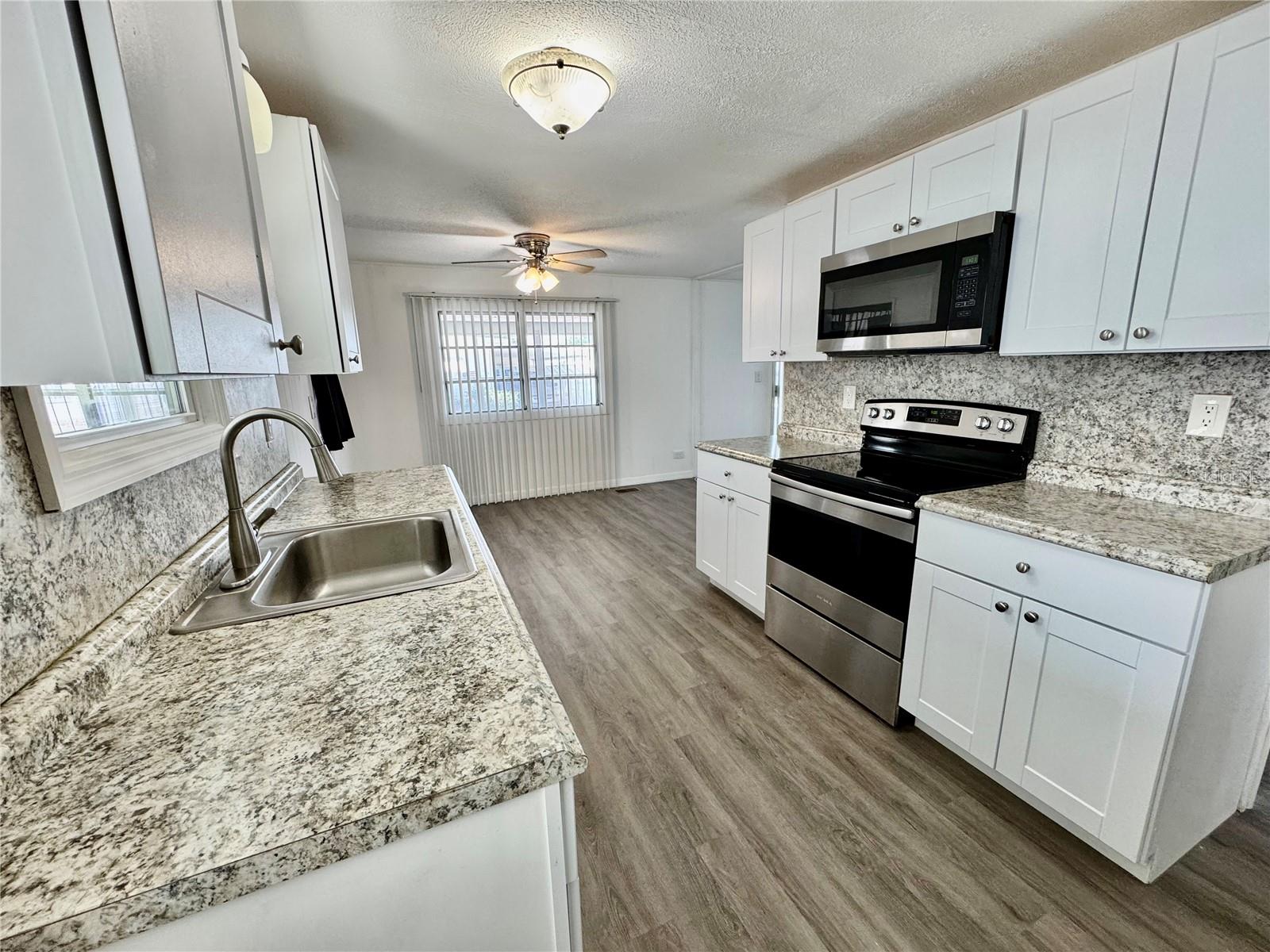 Listing photo id 1 for 99 Pindo Palm Street E