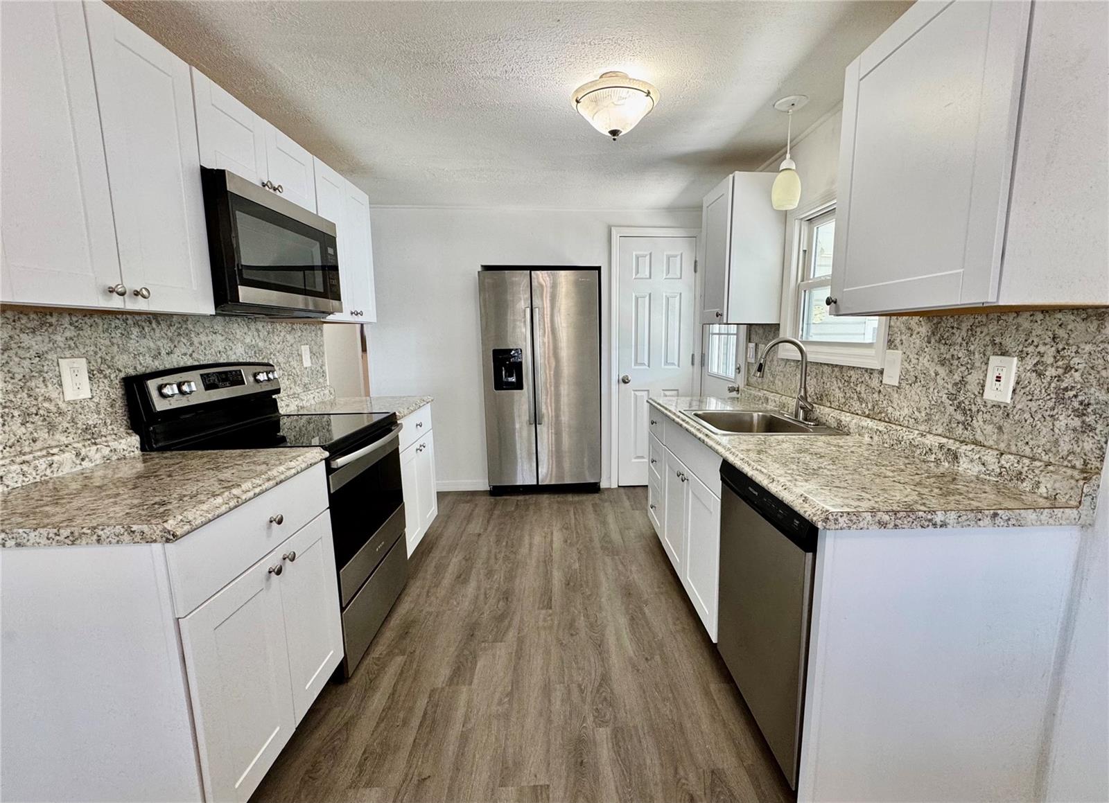 Listing photo id 2 for 99 Pindo Palm Street E