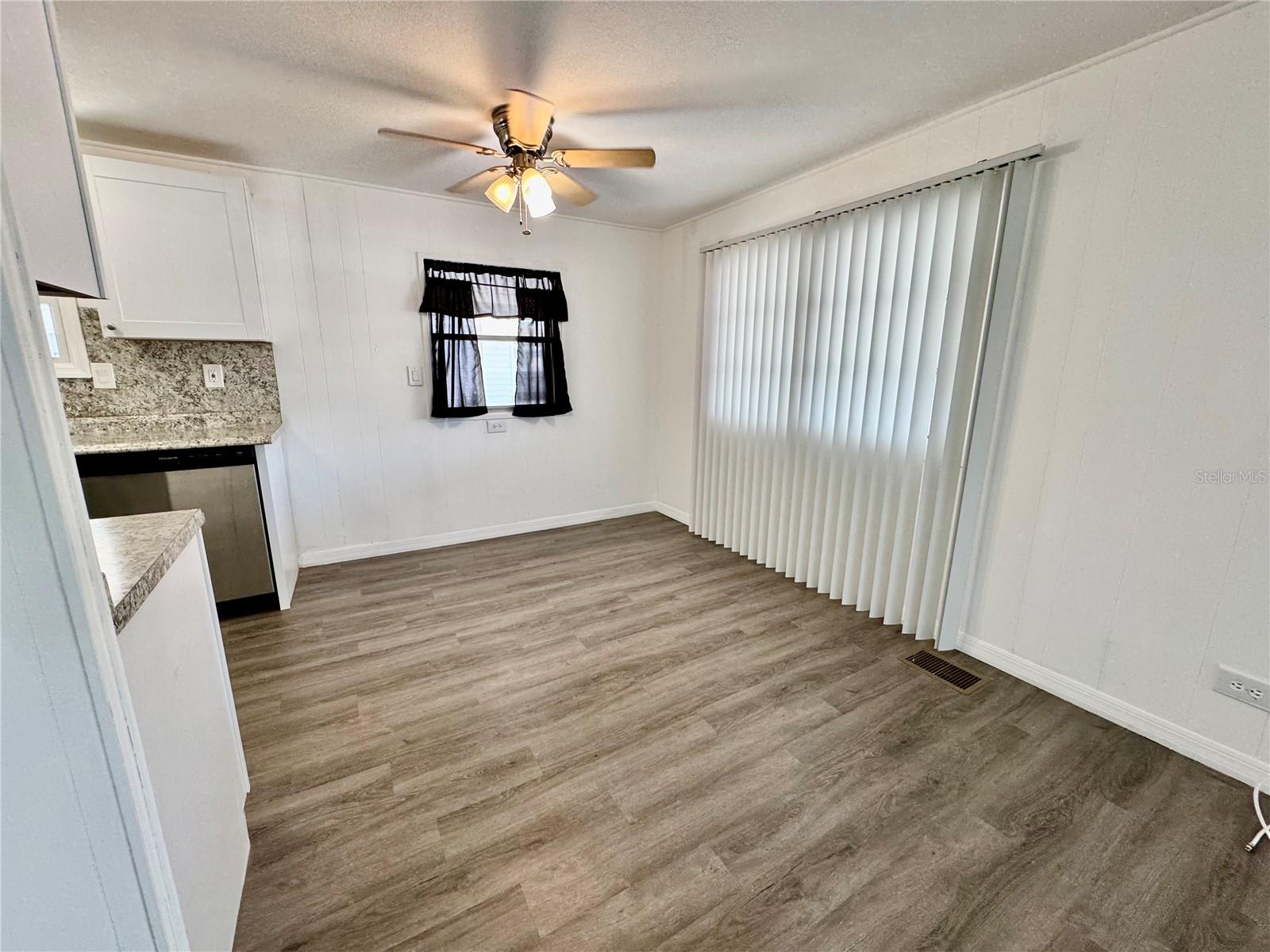 Listing photo id 3 for 99 Pindo Palm Street E