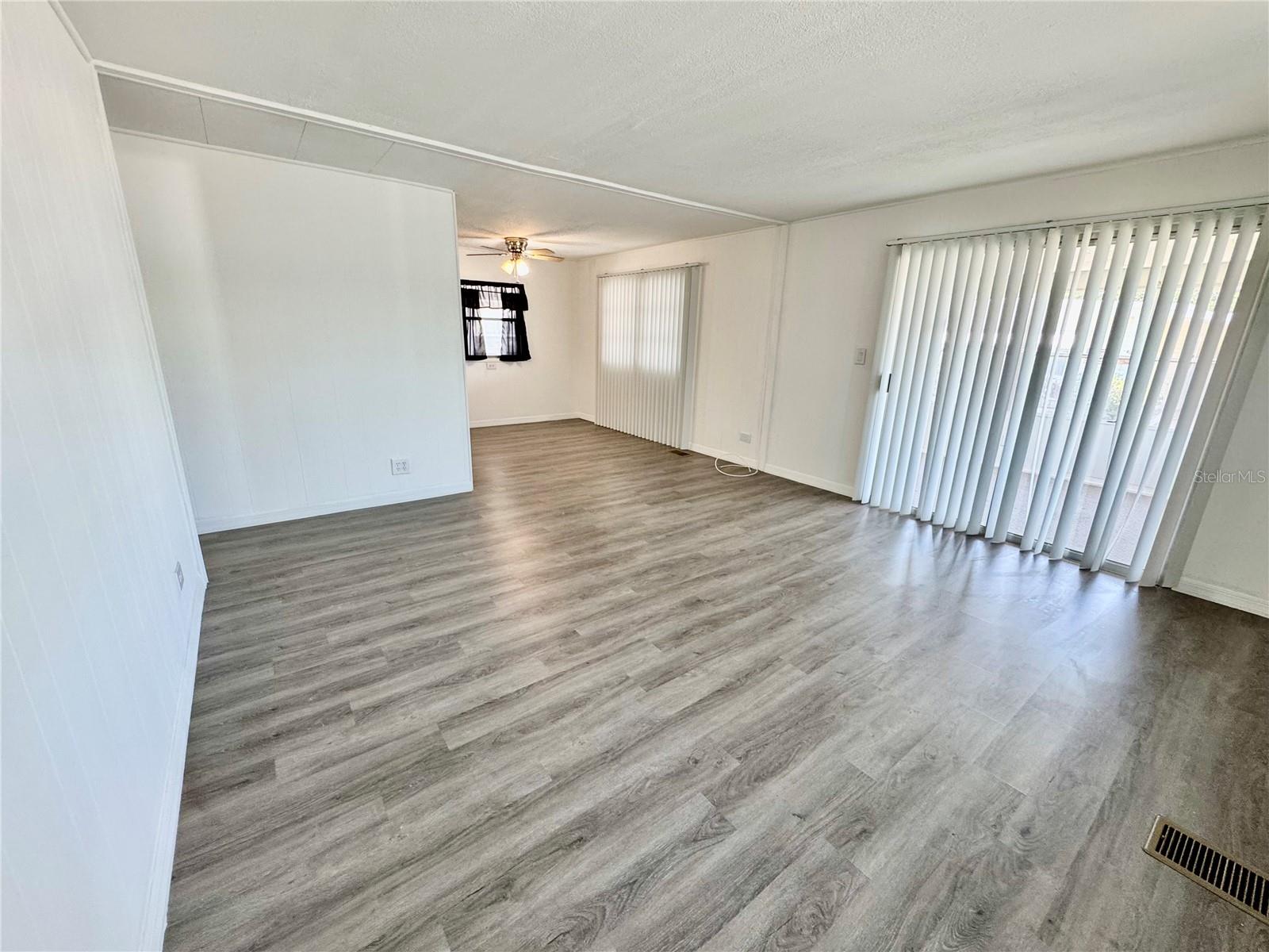 Listing photo id 4 for 99 Pindo Palm Street E