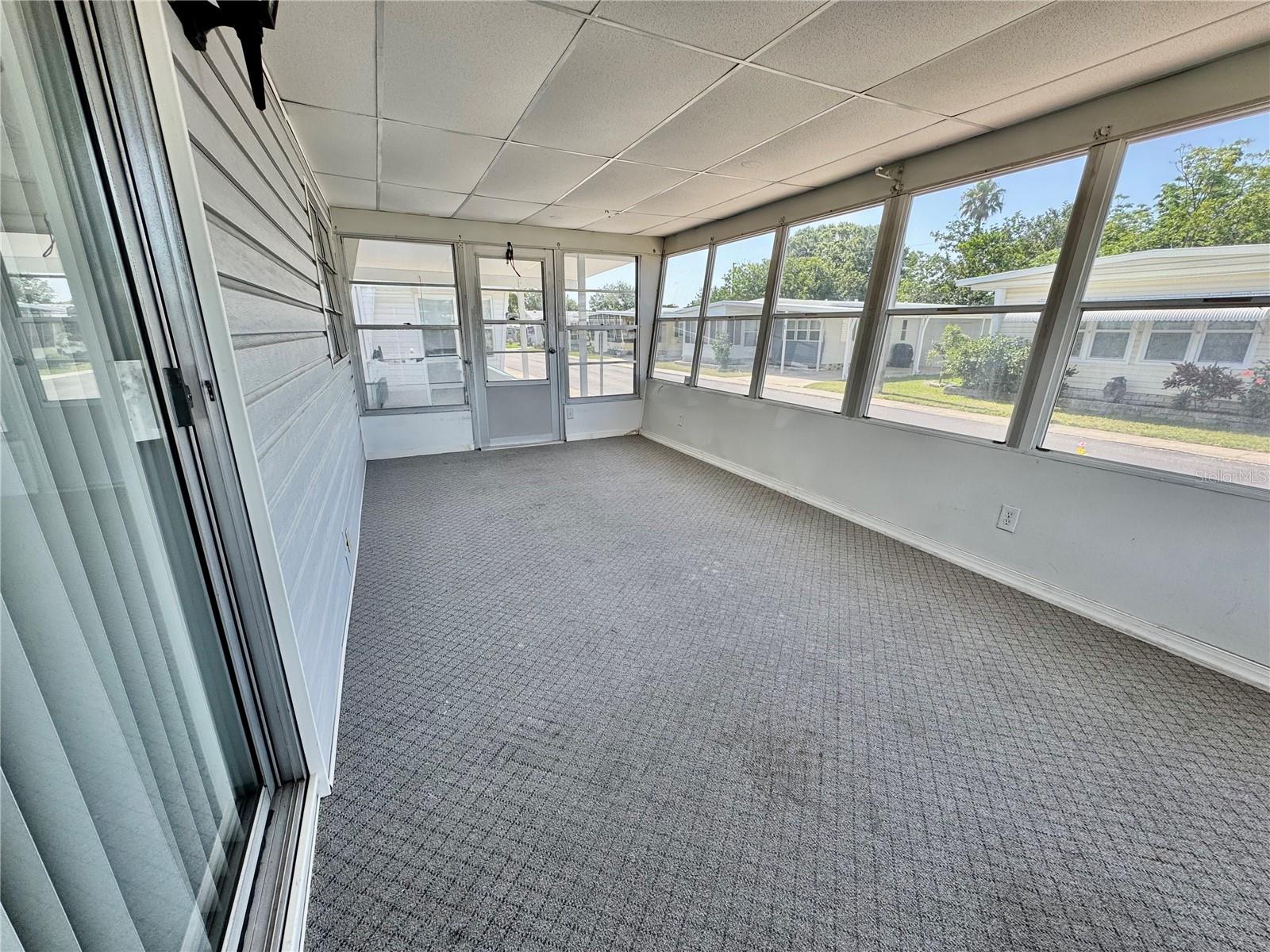Listing photo id 5 for 99 Pindo Palm Street E