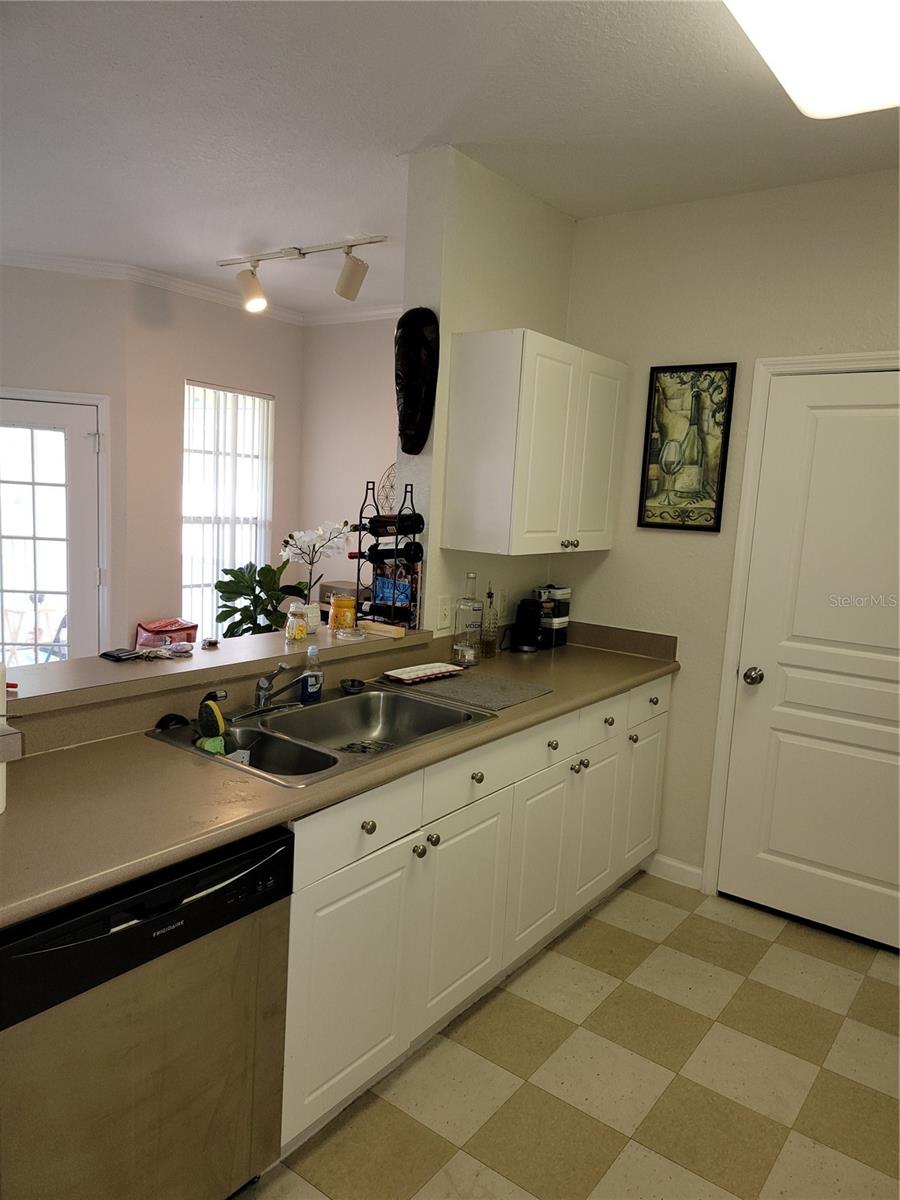 Image 6 of 42 For 9304 Crescent Loop Circle 308