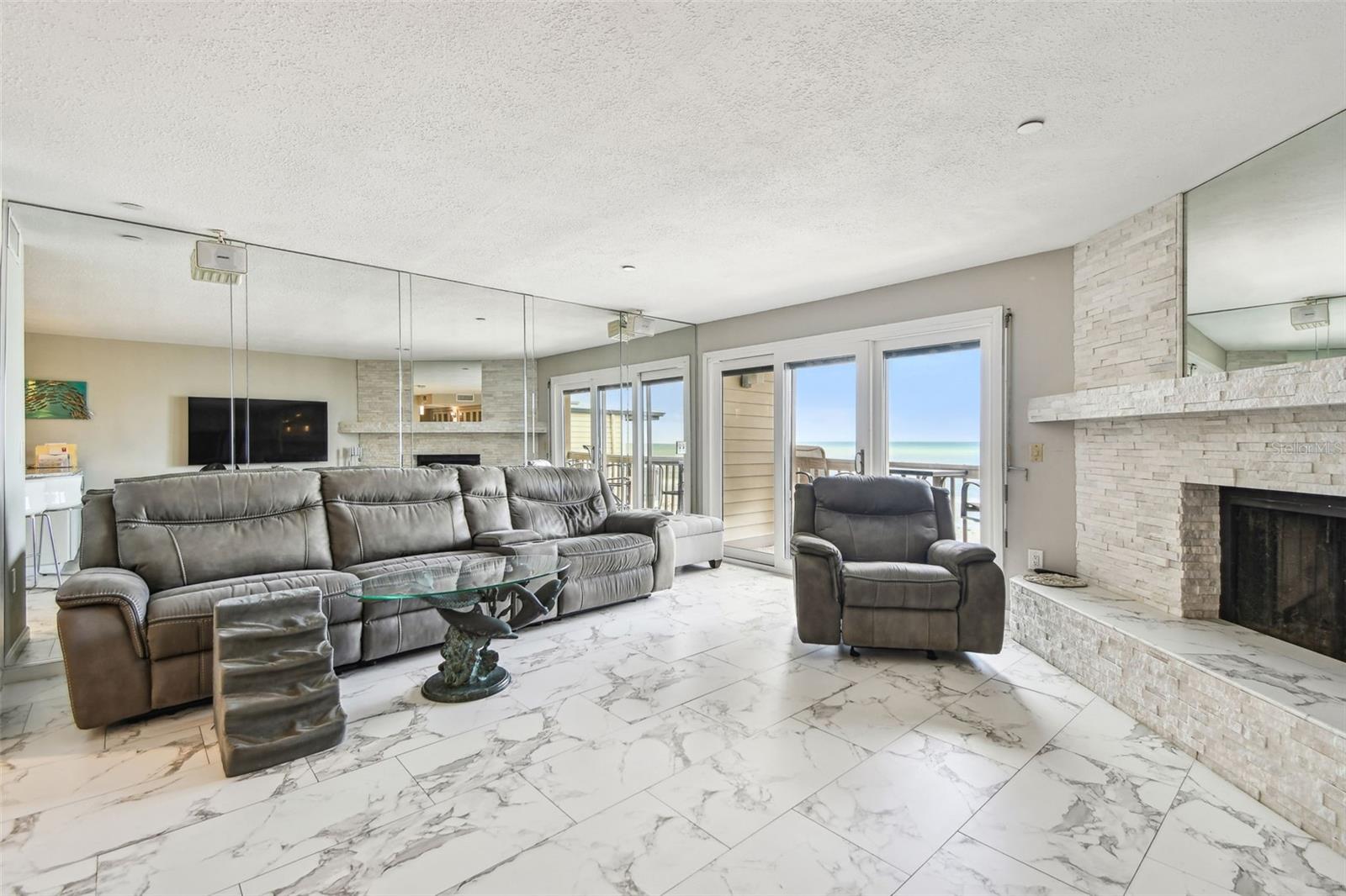 Image 15 of 73 For 19010 Gulf Boulevard 203