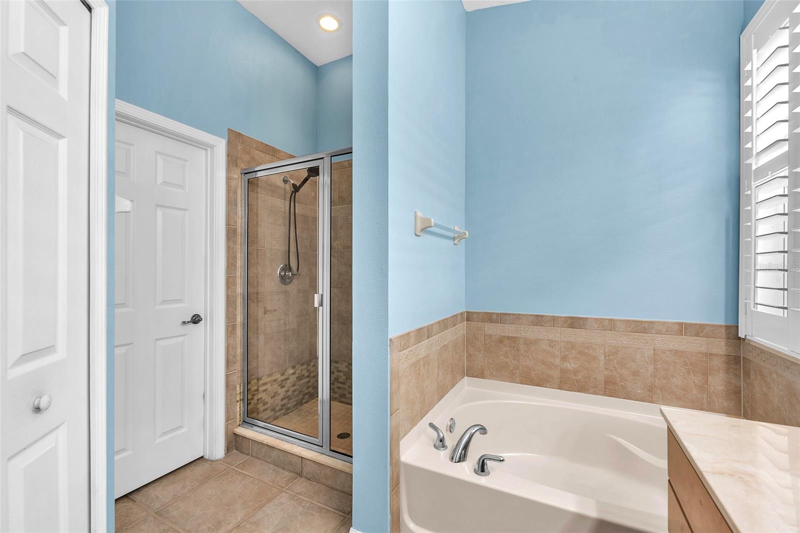 Listing photo id 12 for 11808 Holly Crest Lane