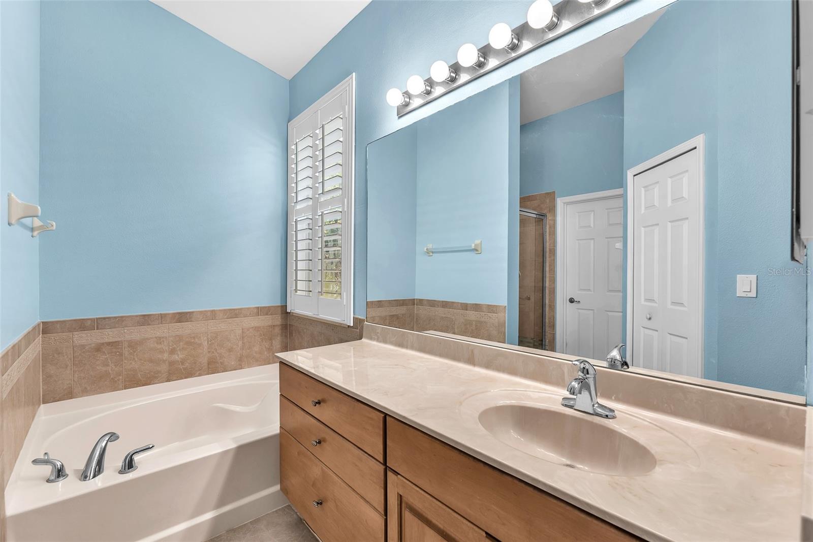 Listing photo id 13 for 11808 Holly Crest Lane
