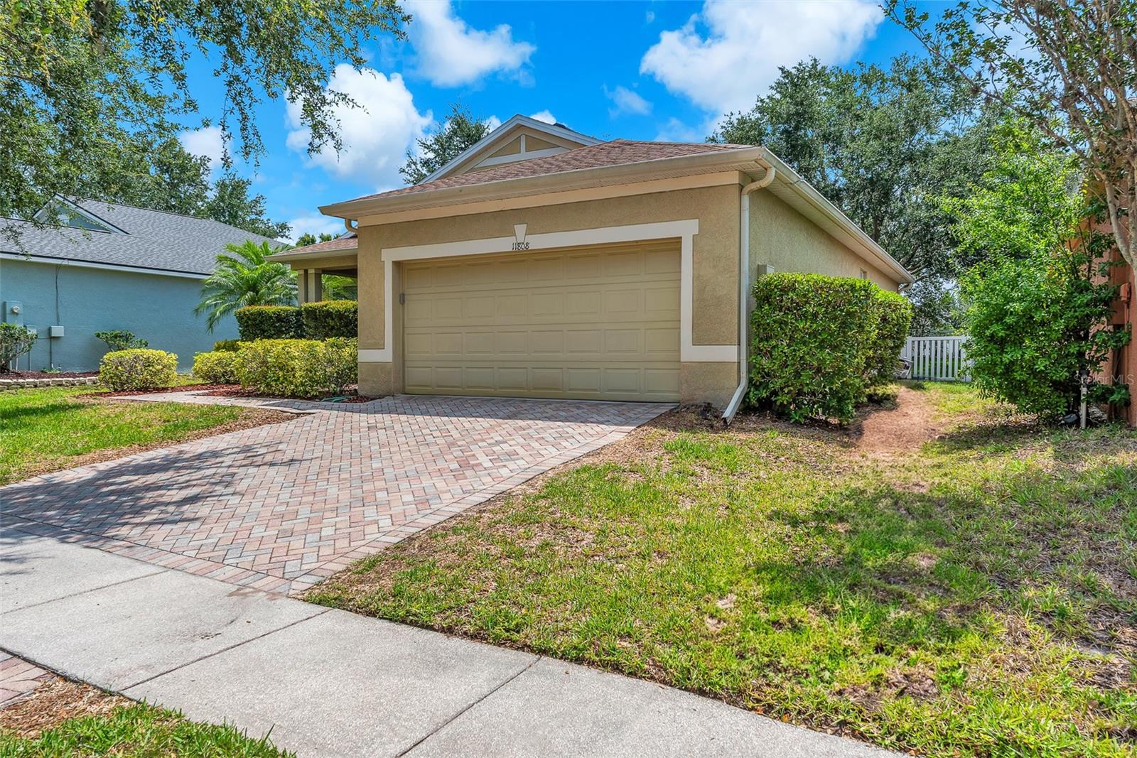 Listing photo id 0 for 11808 Holly Crest Lane