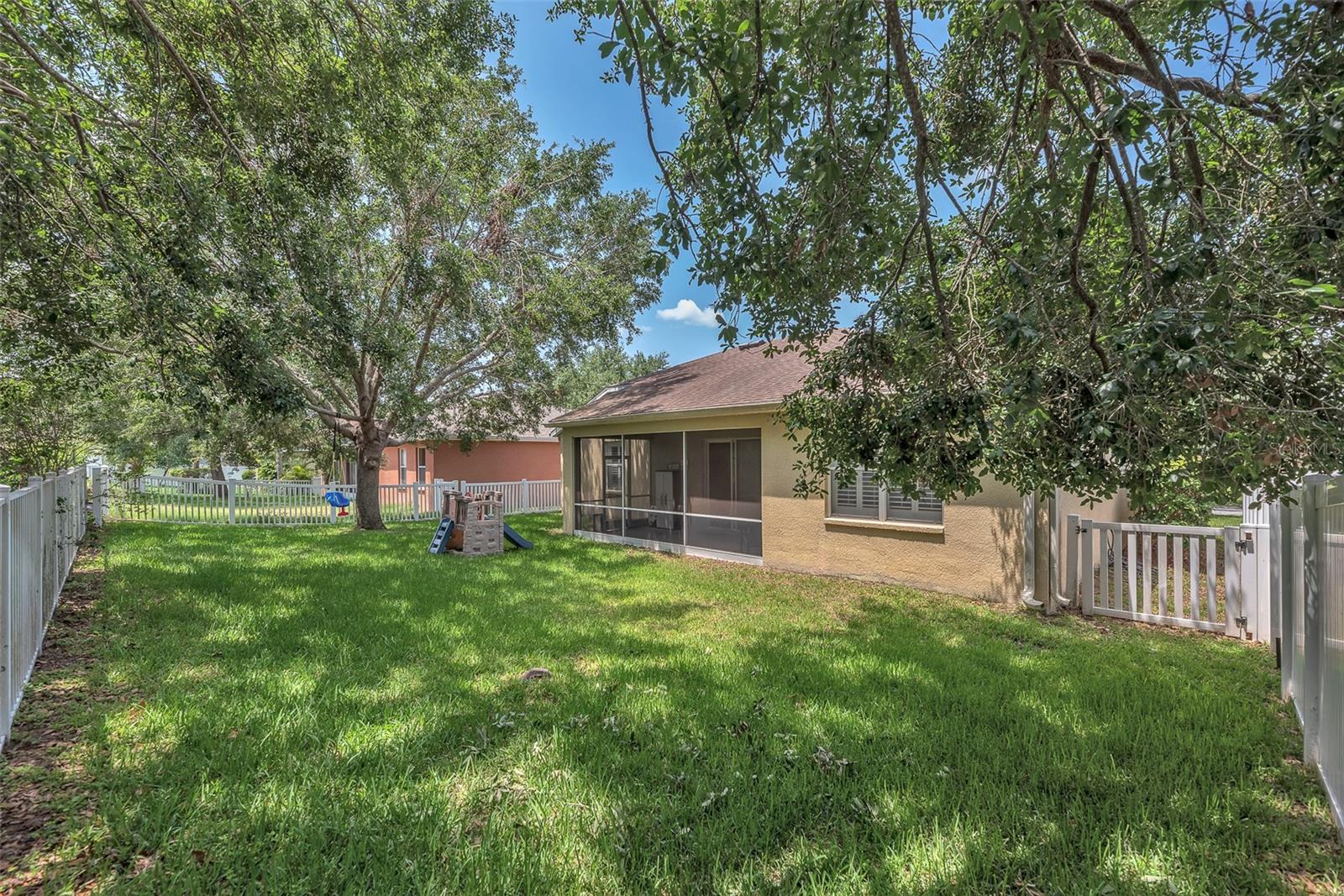 Listing photo id 20 for 11808 Holly Crest Lane
