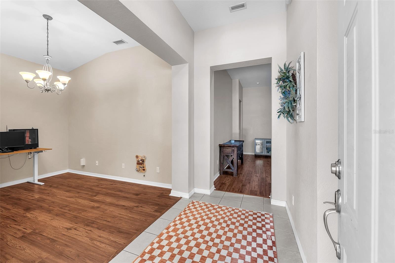 Listing photo id 3 for 11808 Holly Crest Lane