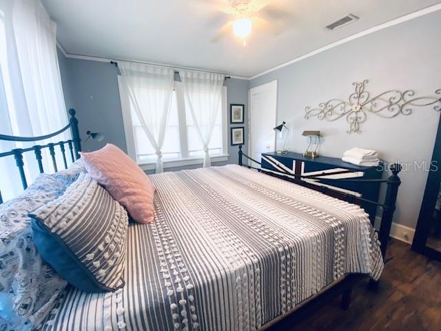 Listing photo id 11 for 2836 5th Avenue N