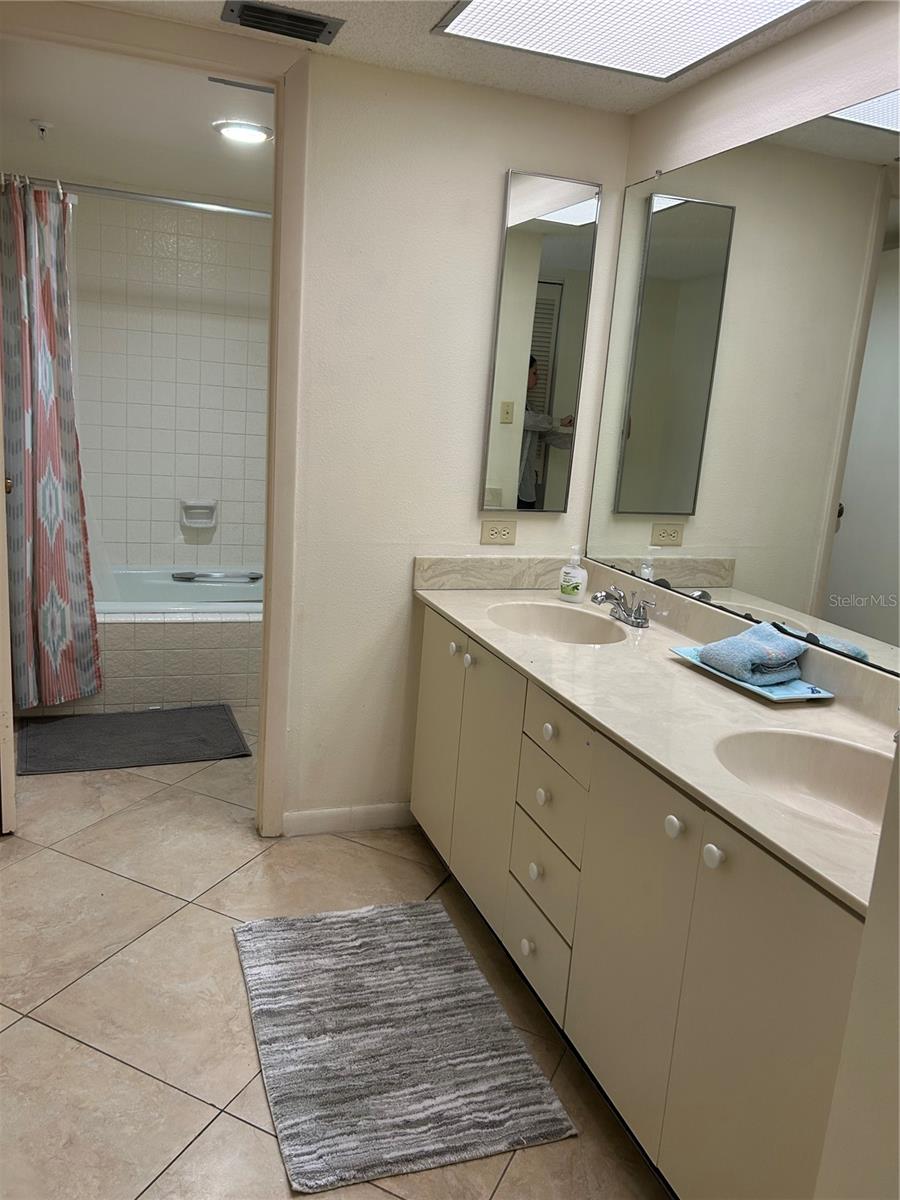 Image 21 of 41 For 14950 Gulf Boulevard 603