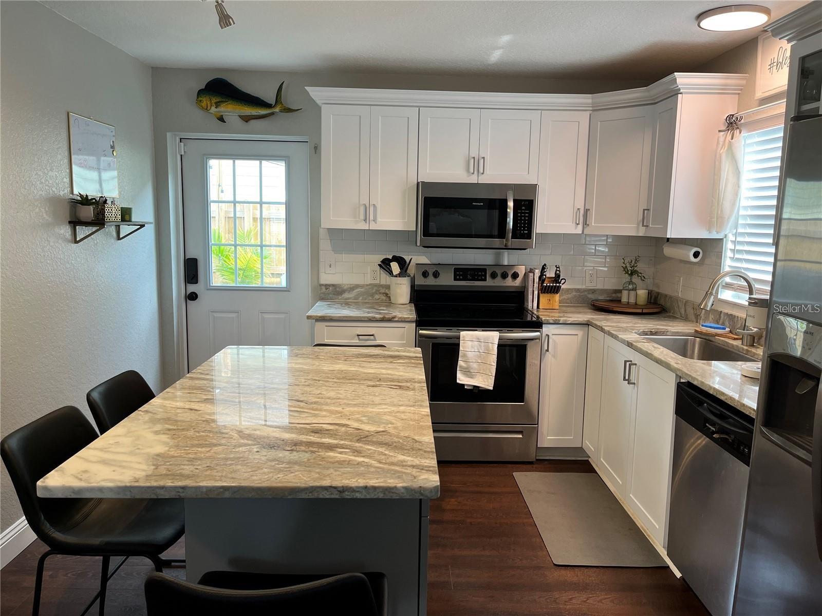 Listing photo id 8 for 2745 4th Avenue S