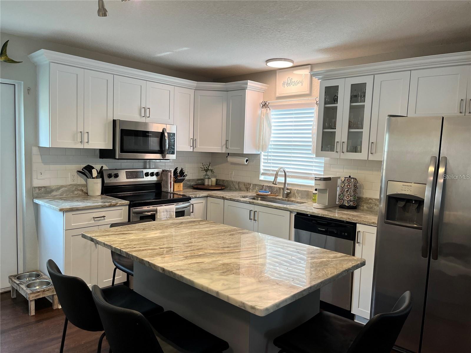 Listing photo id 11 for 2745 4th Avenue S