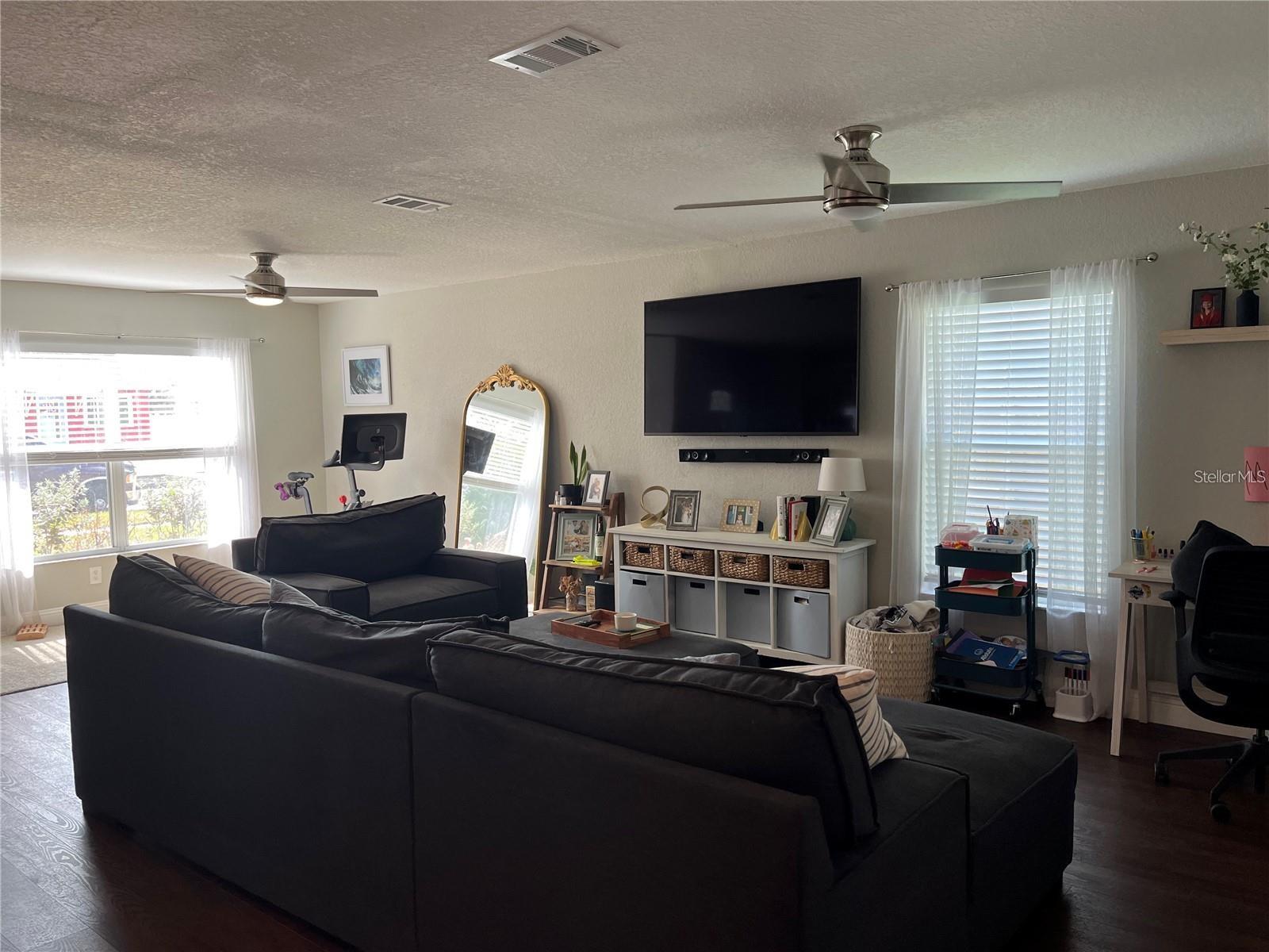 Listing photo id 2 for 2745 4th Avenue S