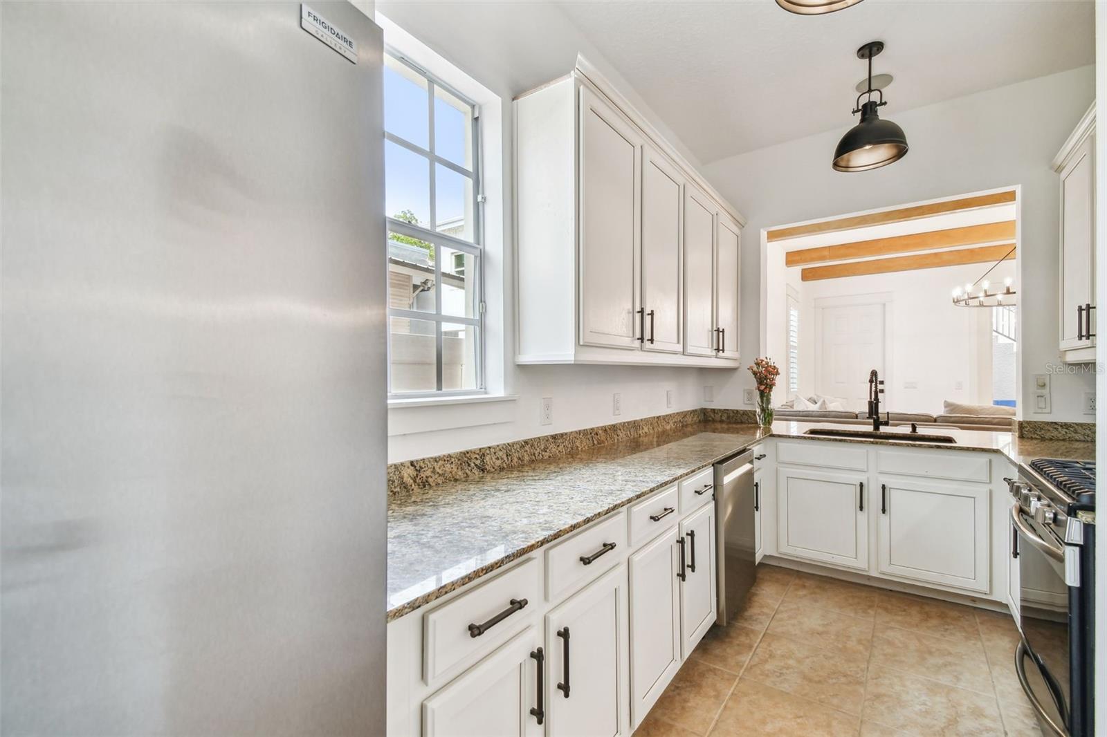 Listing photo id 10 for 407 Fremont Avenue B