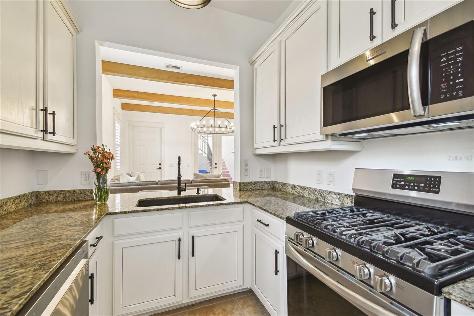 Listing photo id 11 for 407 Fremont Avenue B