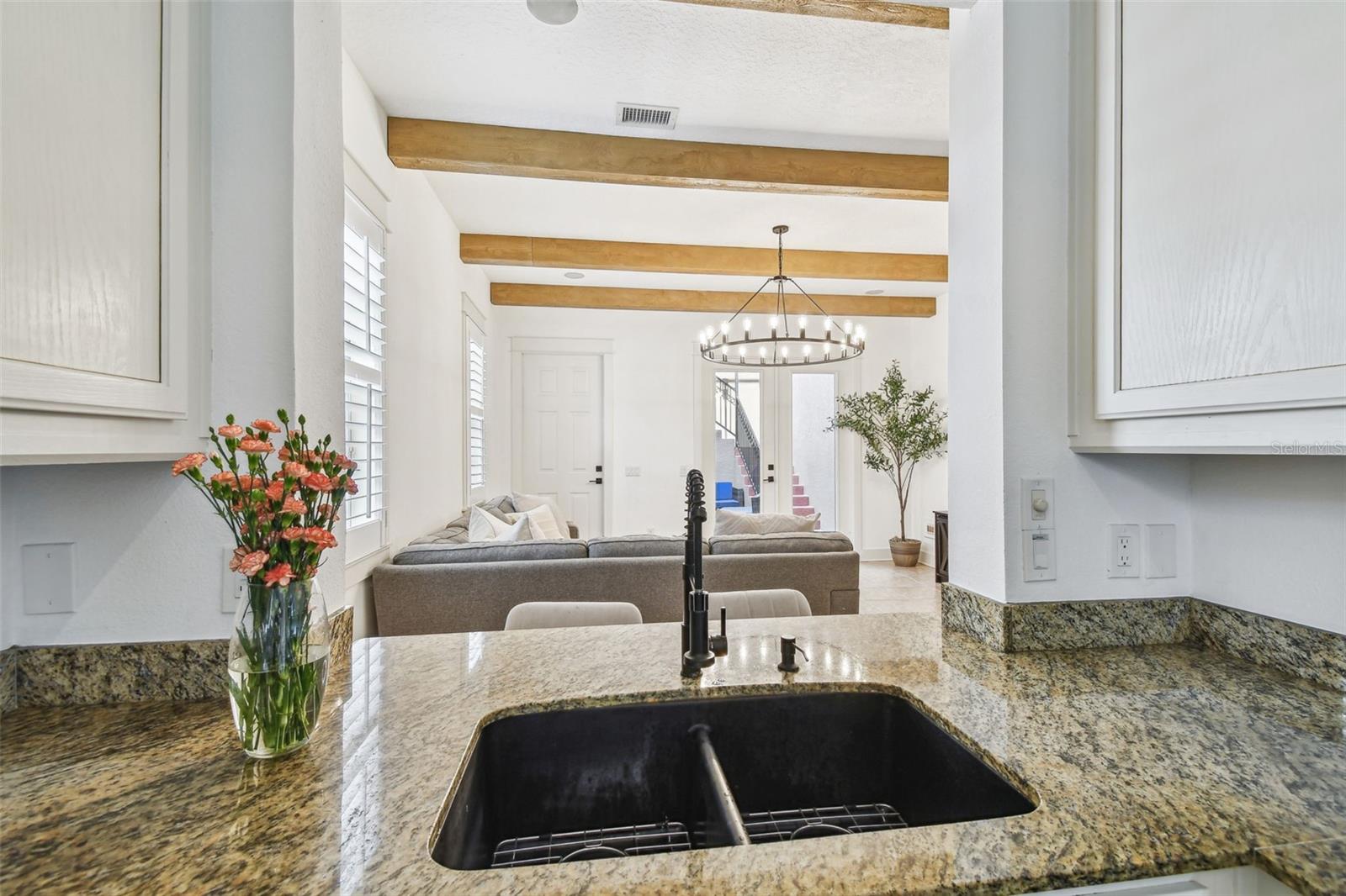 Listing photo id 12 for 407 Fremont Avenue B