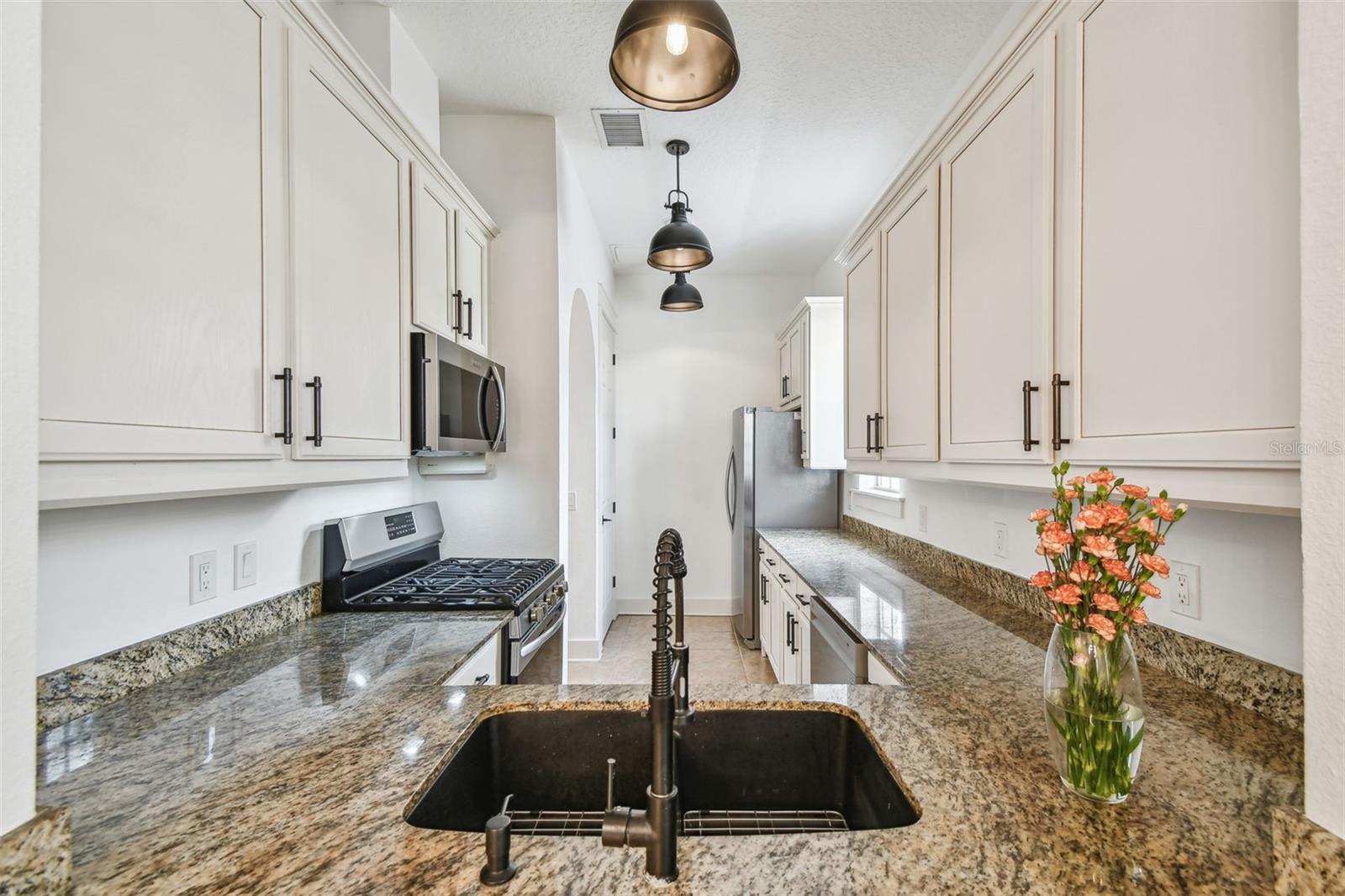 Listing photo id 13 for 407 Fremont Avenue B