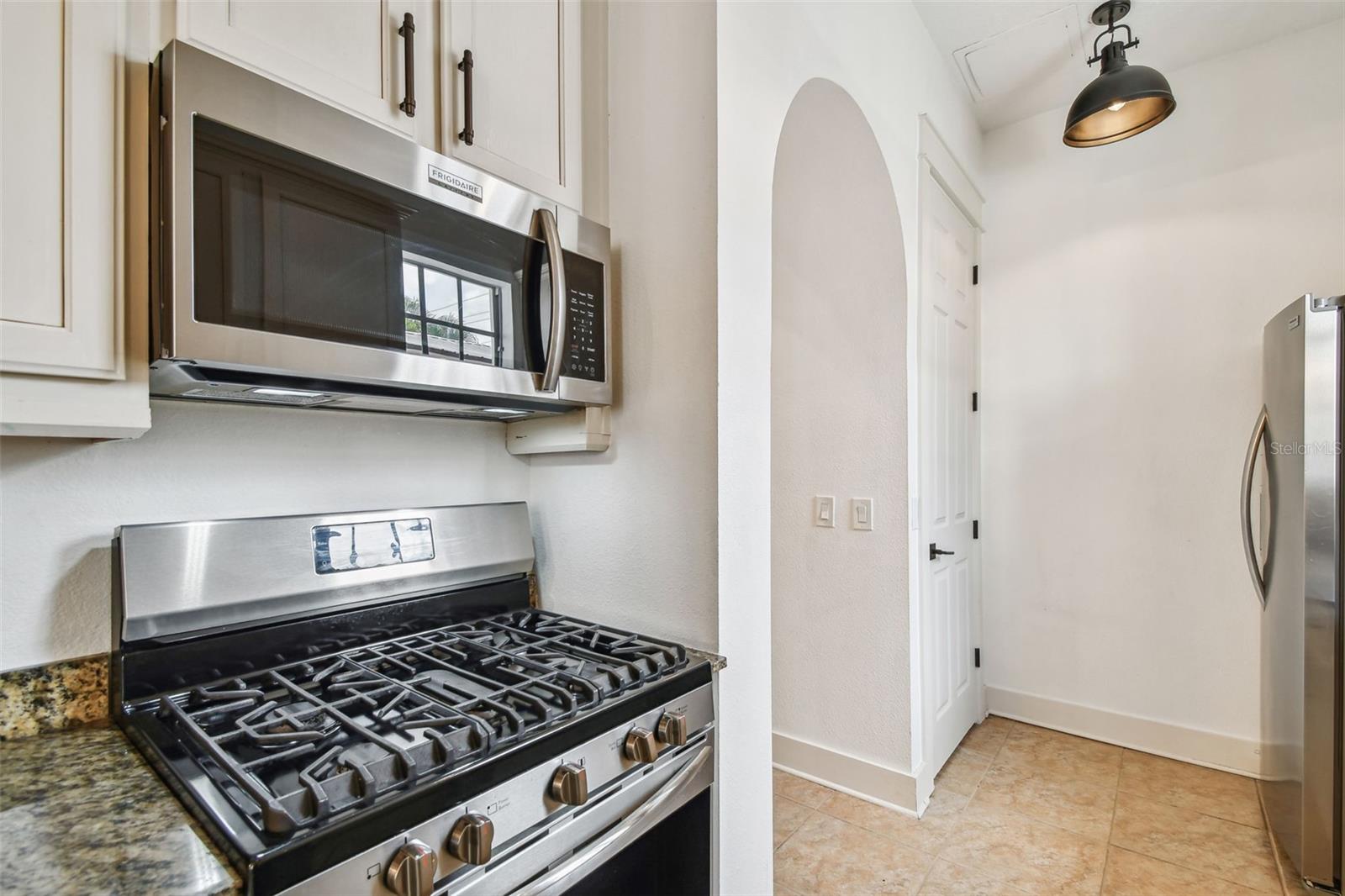Listing photo id 14 for 407 Fremont Avenue B
