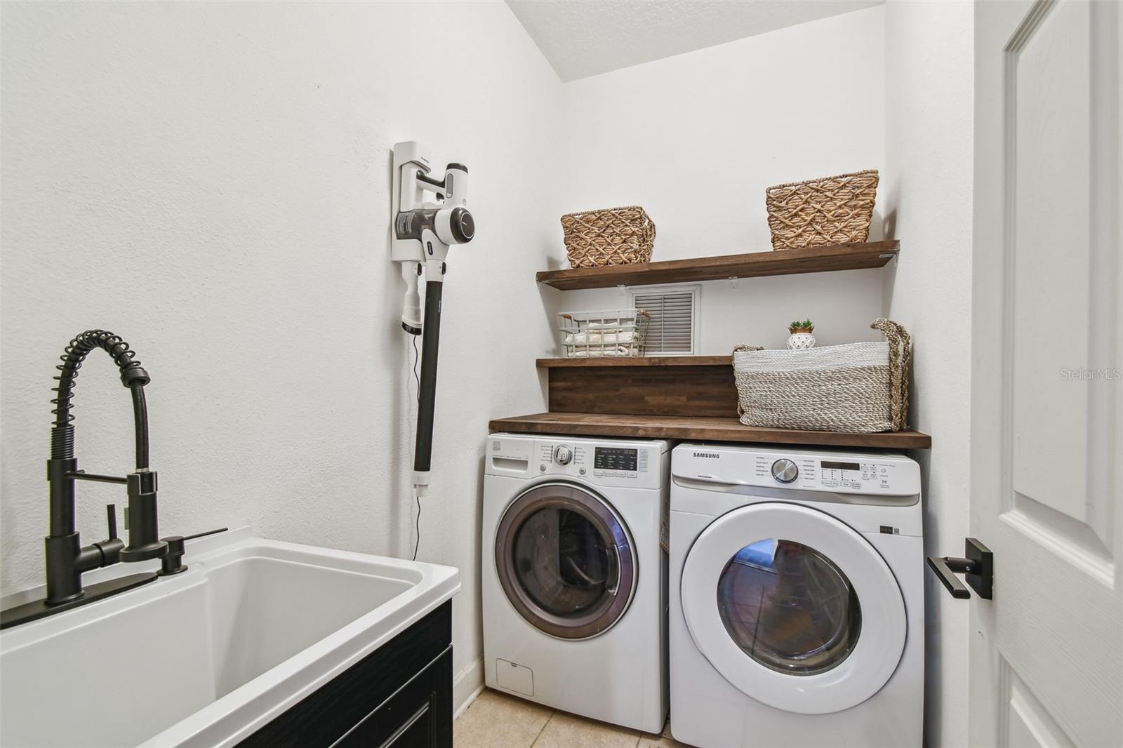 Listing photo id 26 for 407 Fremont Avenue B