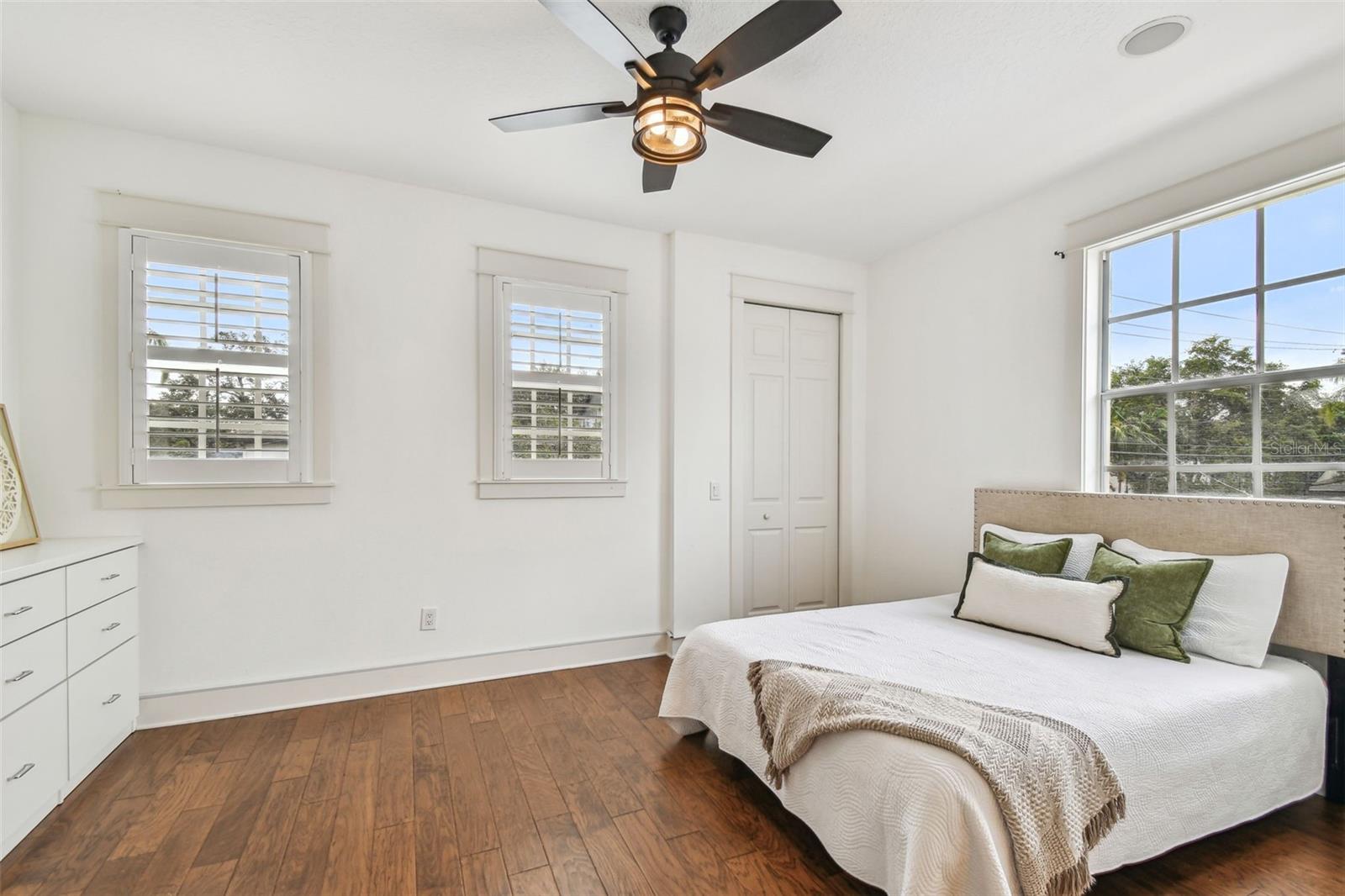 Listing photo id 28 for 407 Fremont Avenue B