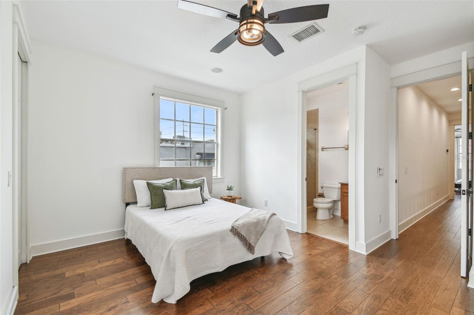 Listing photo id 29 for 407 Fremont Avenue B