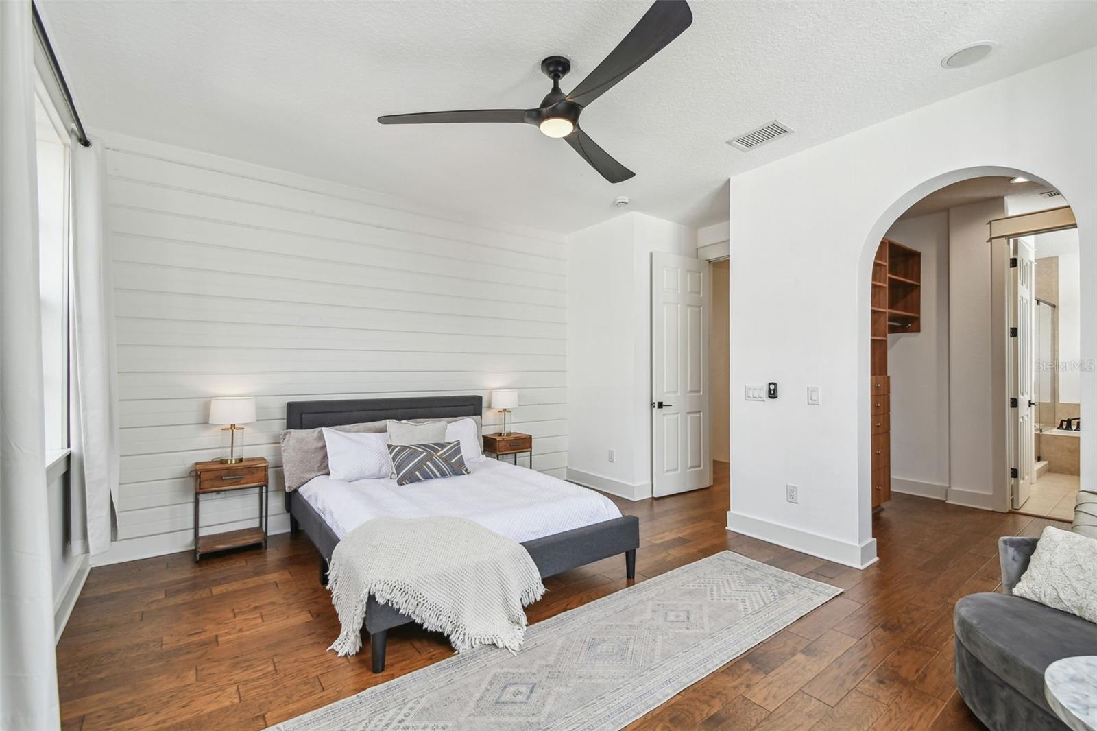 Listing photo id 32 for 407 Fremont Avenue B