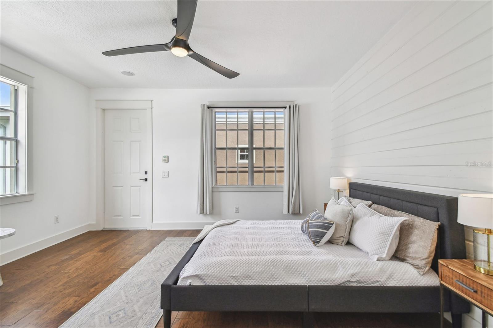 Listing photo id 33 for 407 Fremont Avenue B
