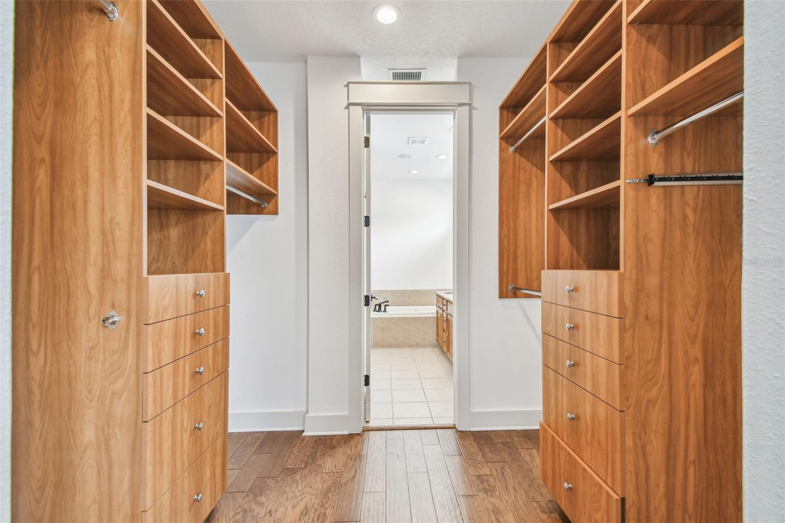 Listing photo id 34 for 407 Fremont Avenue B