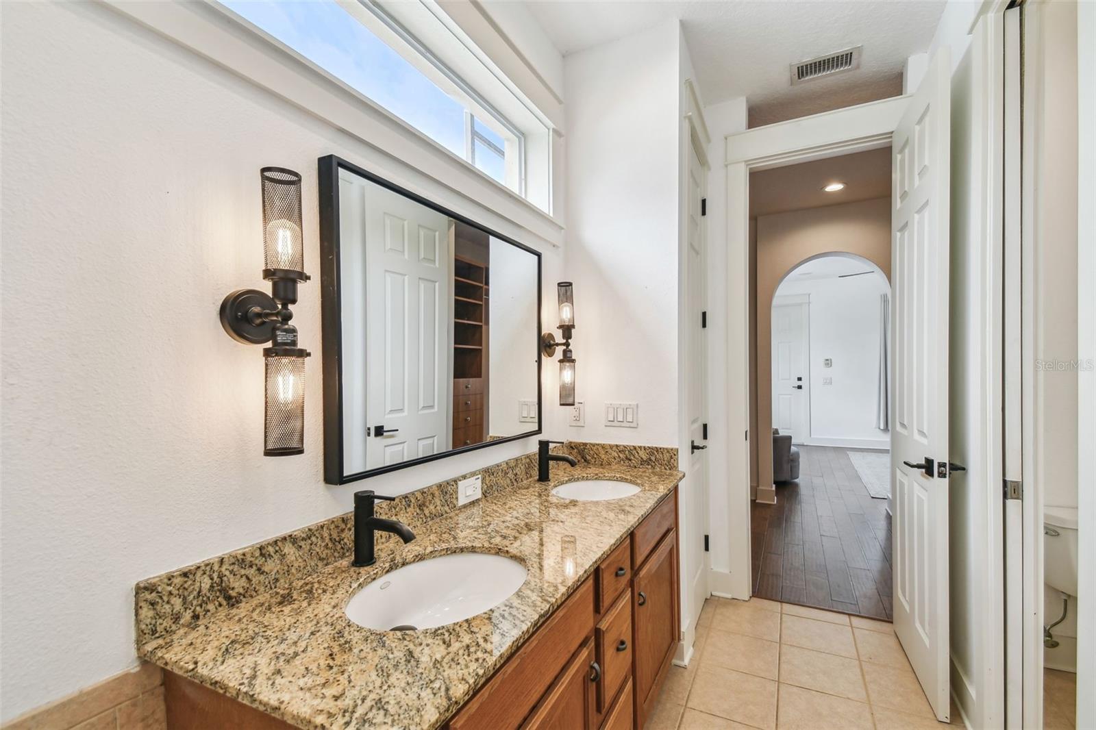Listing photo id 37 for 407 Fremont Avenue B