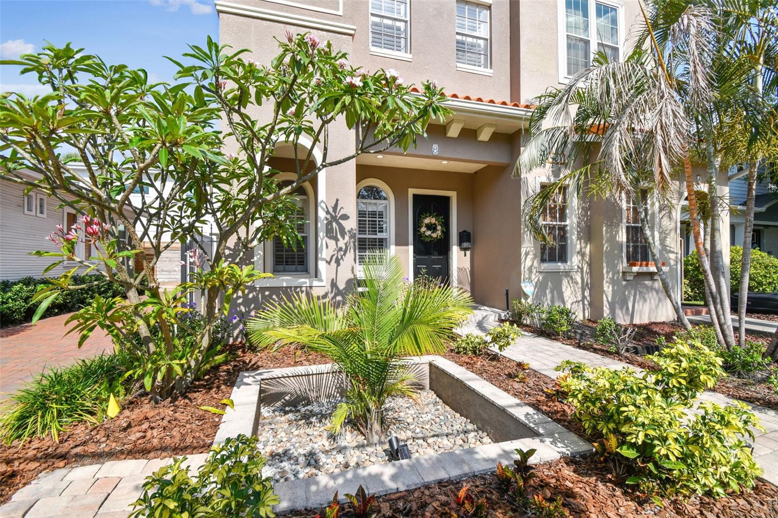 Listing photo id 2 for 407 Fremont Avenue B