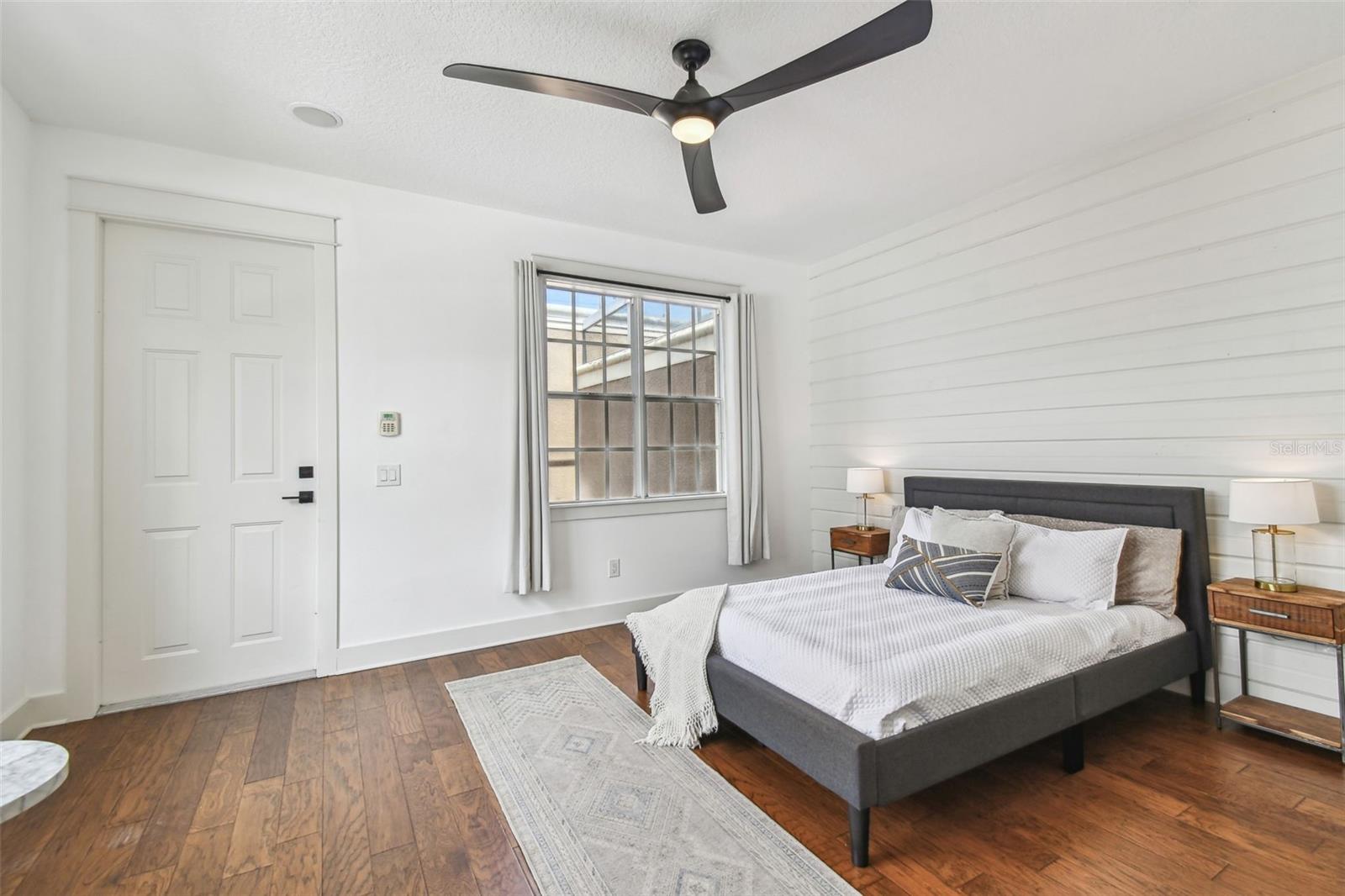Listing photo id 38 for 407 Fremont Avenue B
