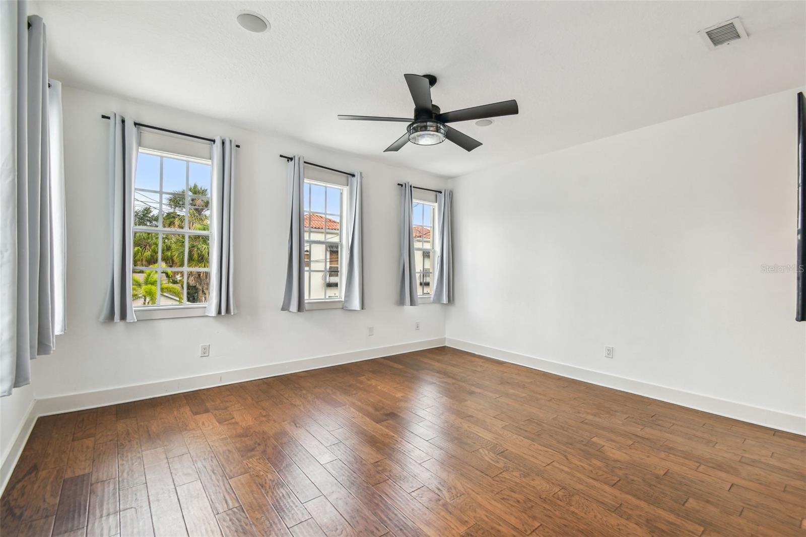 Listing photo id 42 for 407 Fremont Avenue B