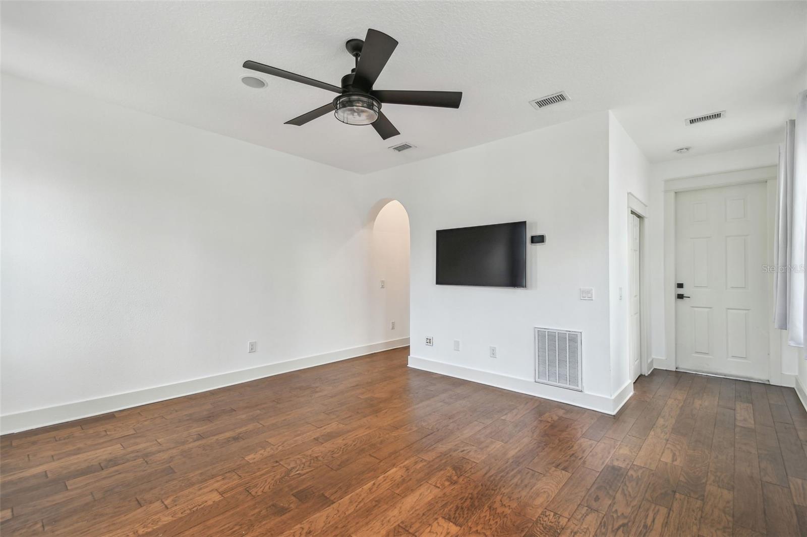 Listing photo id 43 for 407 Fremont Avenue B