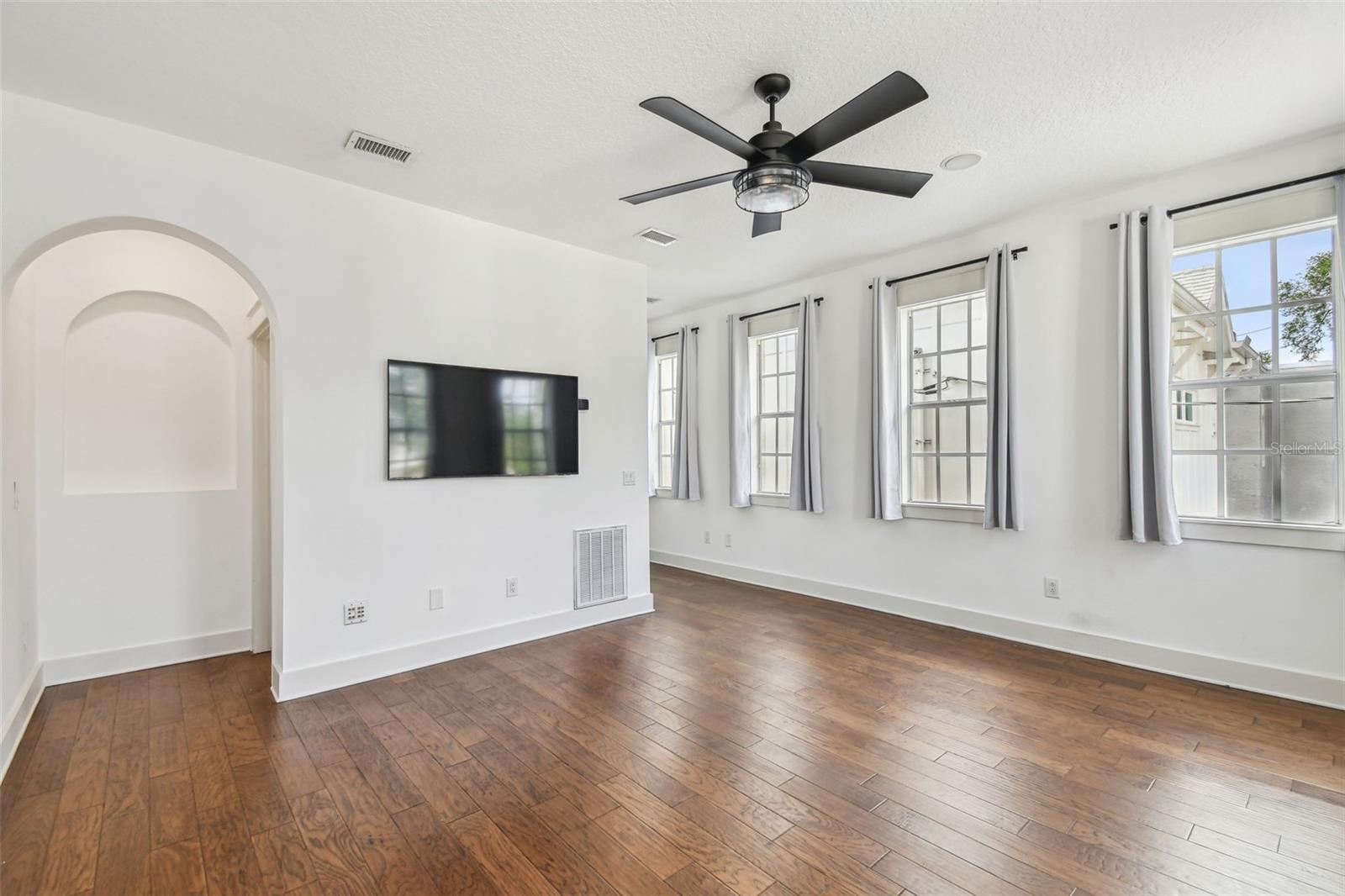 Listing photo id 44 for 407 Fremont Avenue B