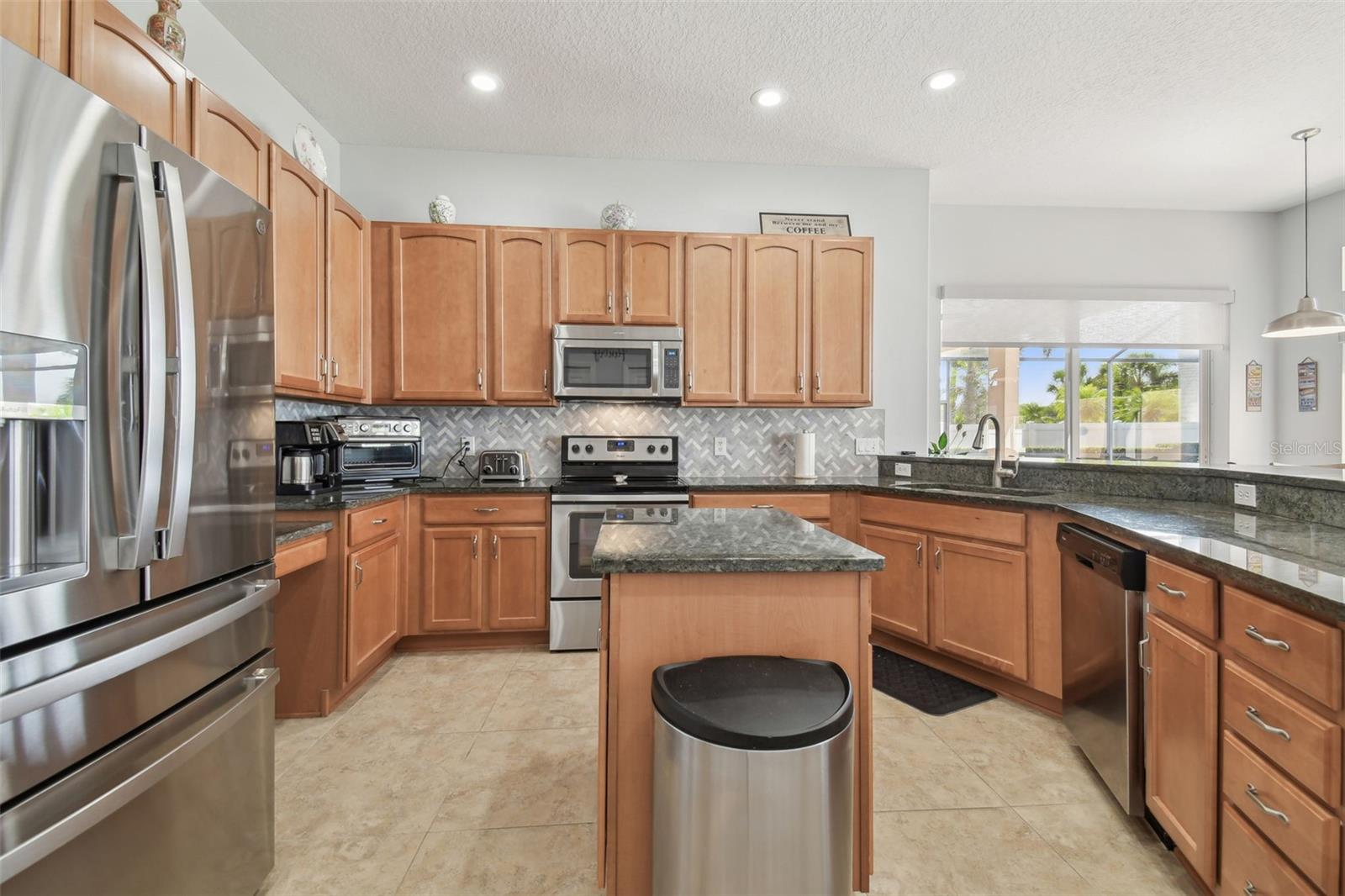 Listing photo id 10 for 3737 Gaviota Drive