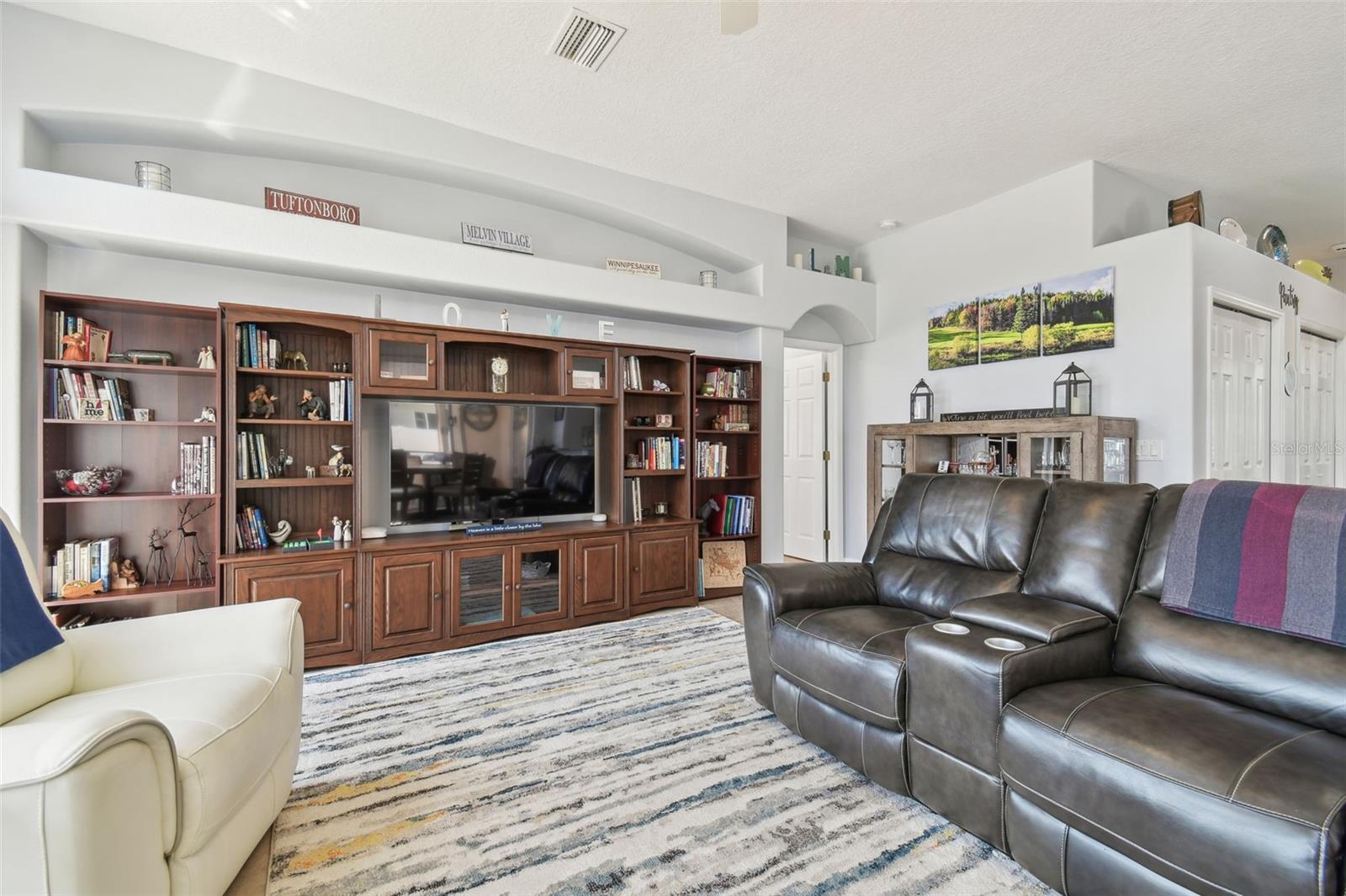 Listing photo id 2 for 3737 Gaviota Drive