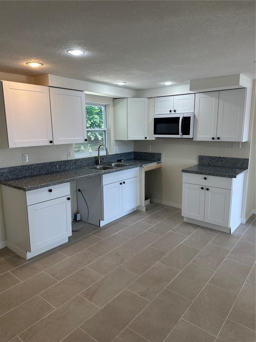Listing photo id 1 for 2532 Sweetwood Drive