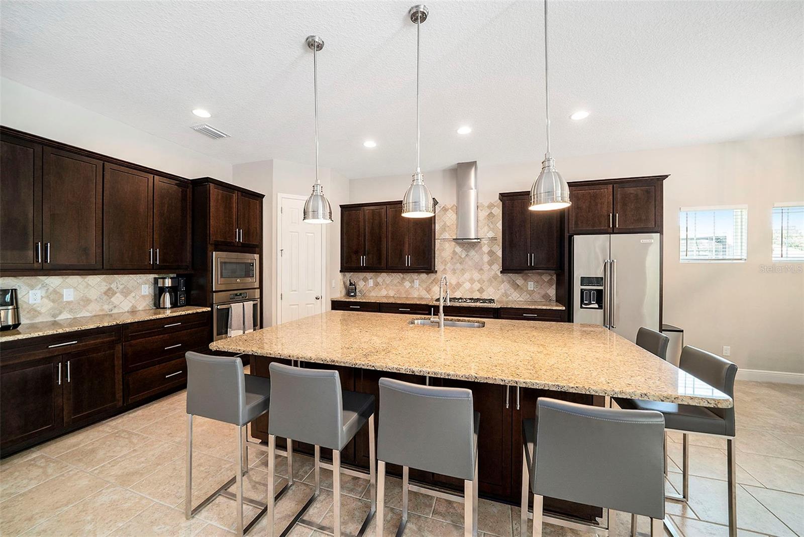 Listing photo id 6 for 8016 Rock Spring Court